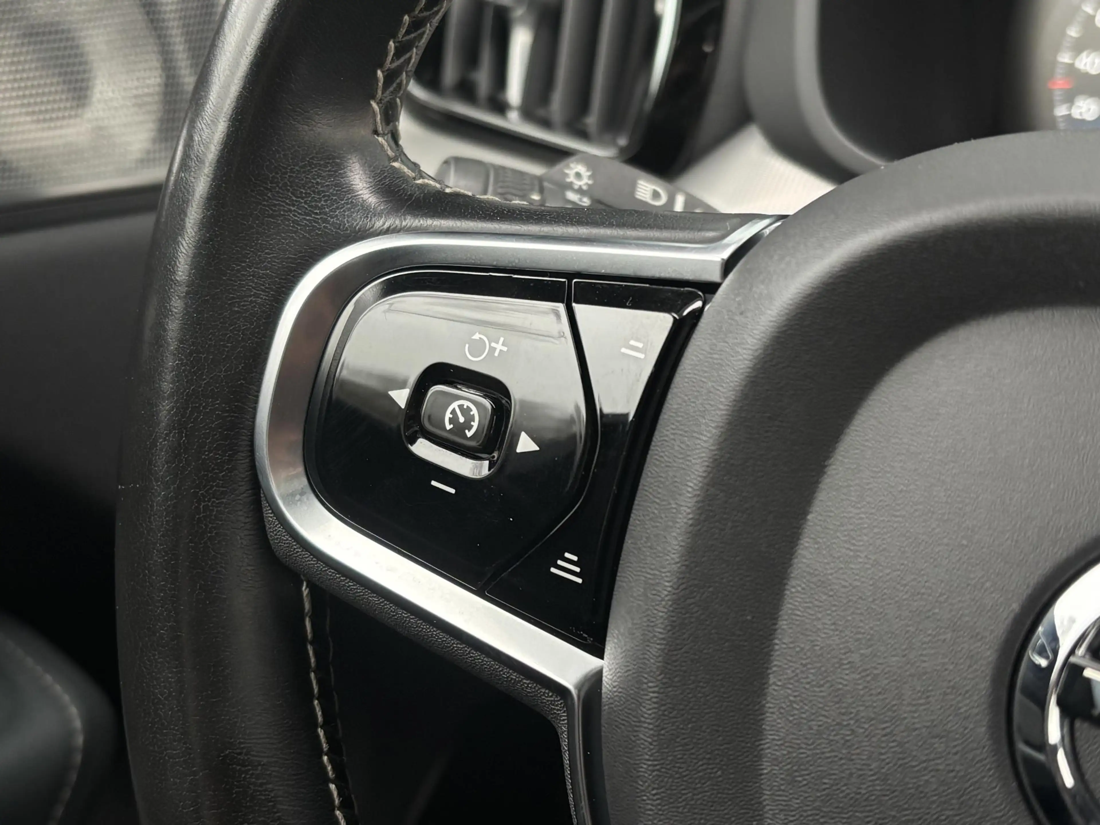 Volvo XC60 2.0 T8 Plug-in hybrid AWD R-Design B&W Surround | — photo 9