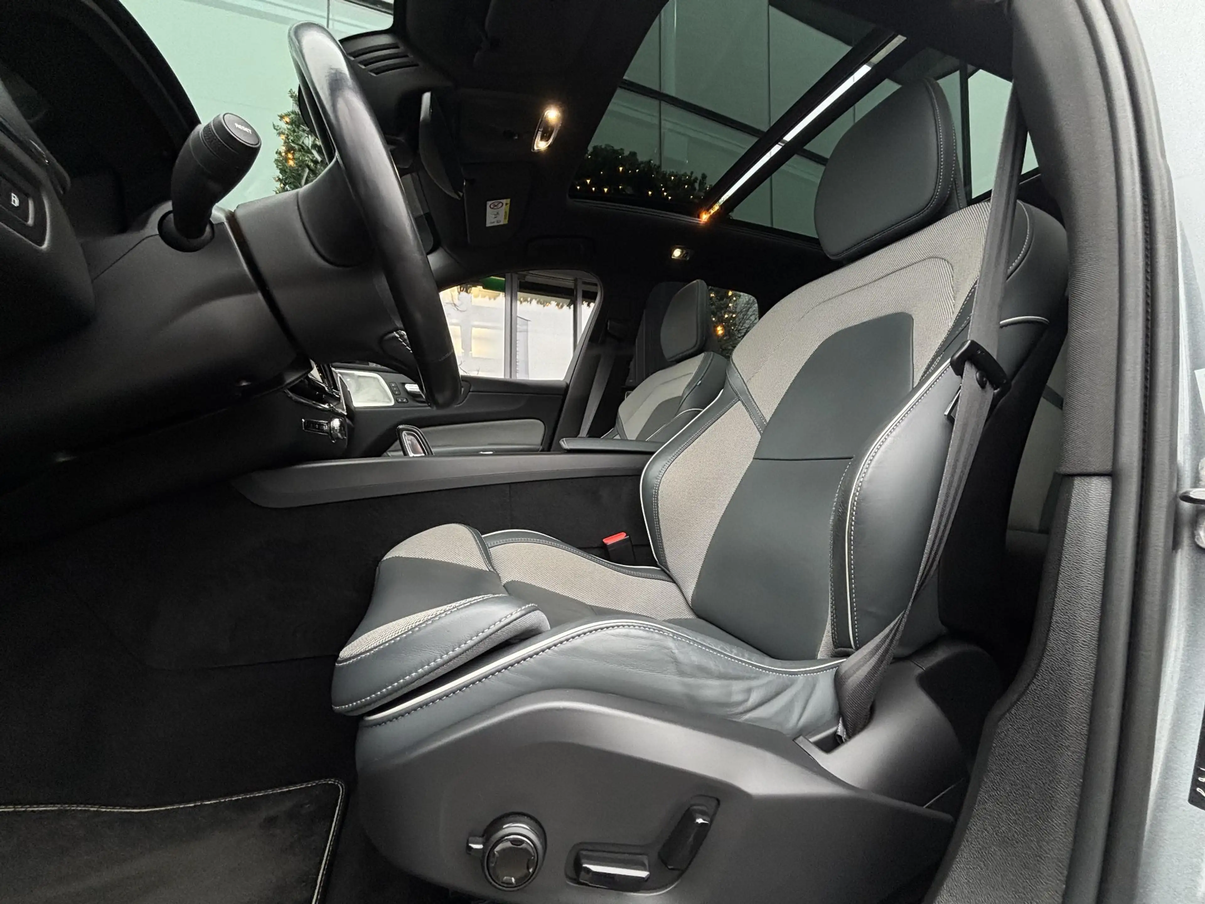 Volvo XC60 2.0 T8 Plug-in hybrid AWD R-Design B&W Surround | — photo 3