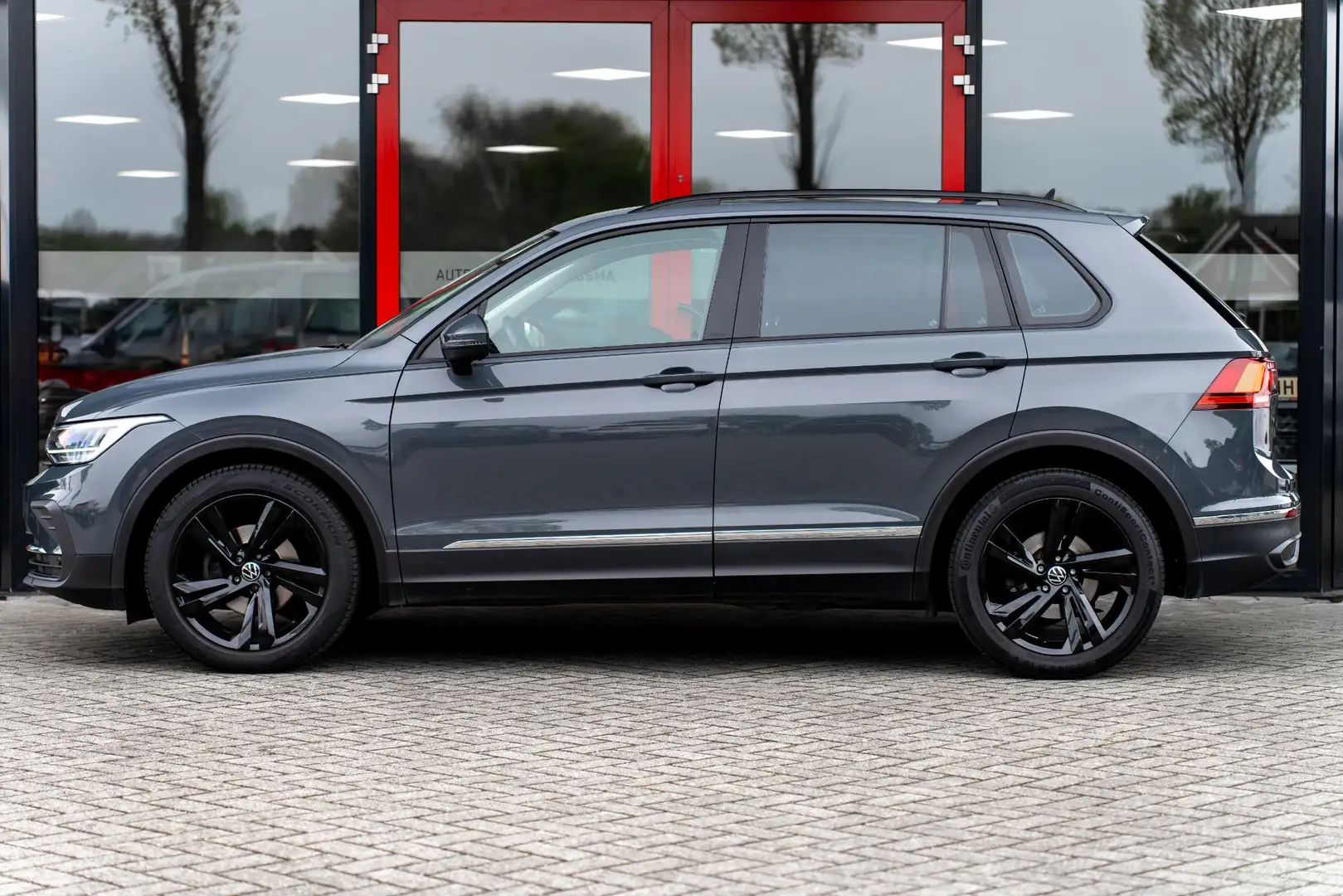 Volkswagen Tiguan 1.5 TSI Life | Navigatie | Camera | 19'' Lichtmeta Grijs - 2