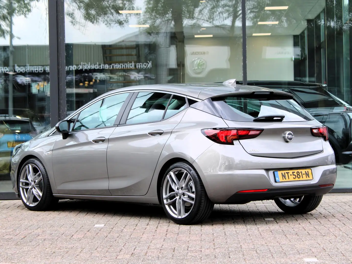 Opel Astra 1.0 Online Edition | Navi / Camera / Climate Grijs - 2