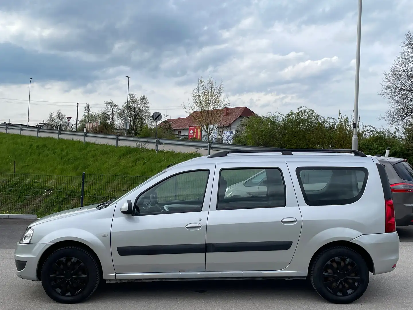 Dacia Logan Laureate Kombi- Pickerl neu- Klima - Platzwunder Grau - 2