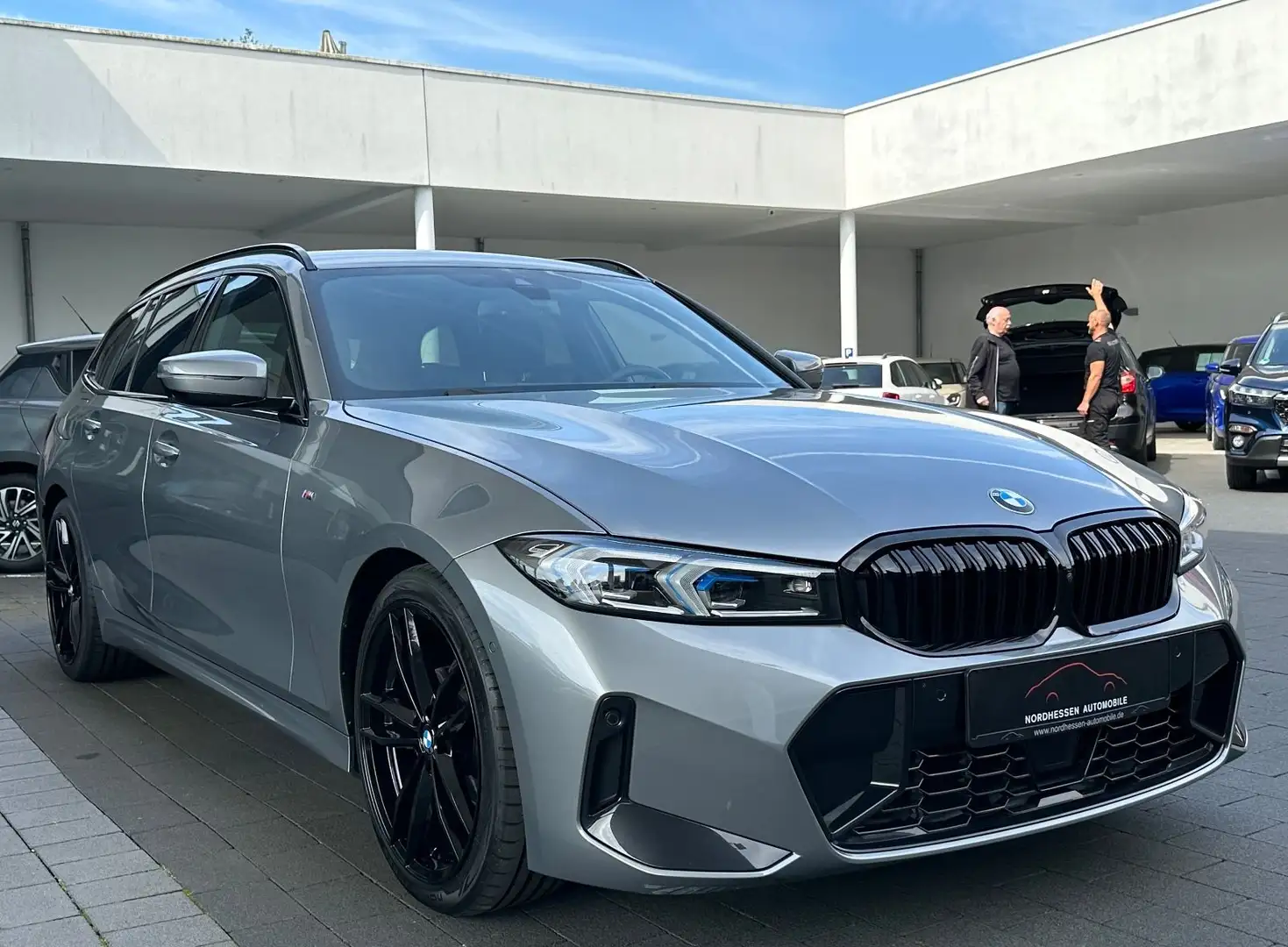 BMW 320 i Touring M Sport | Head-Up | Panorama Grau - 2