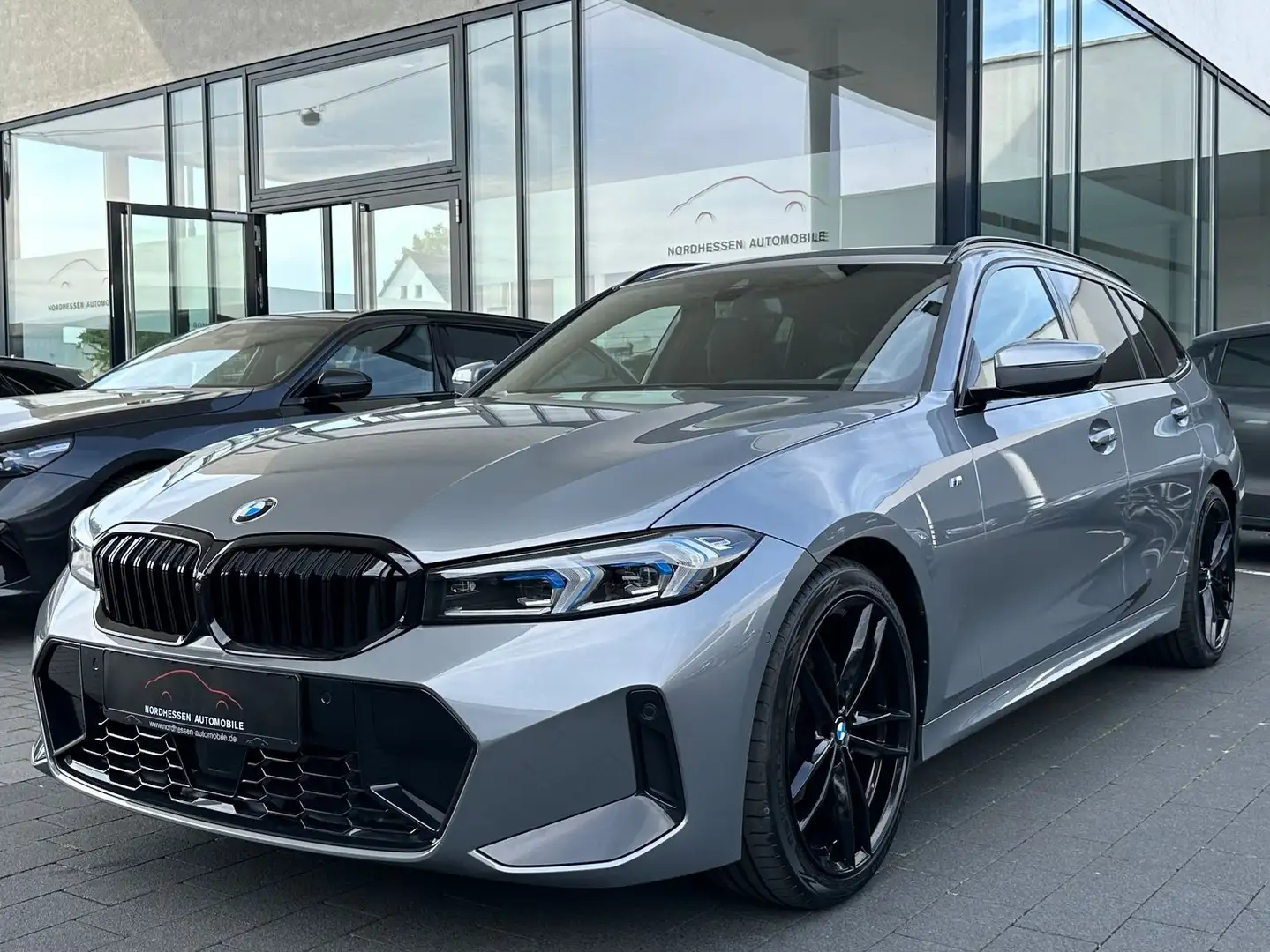 BMW 320 i Touring M Sport | Head-Up | Panorama Grau - 1