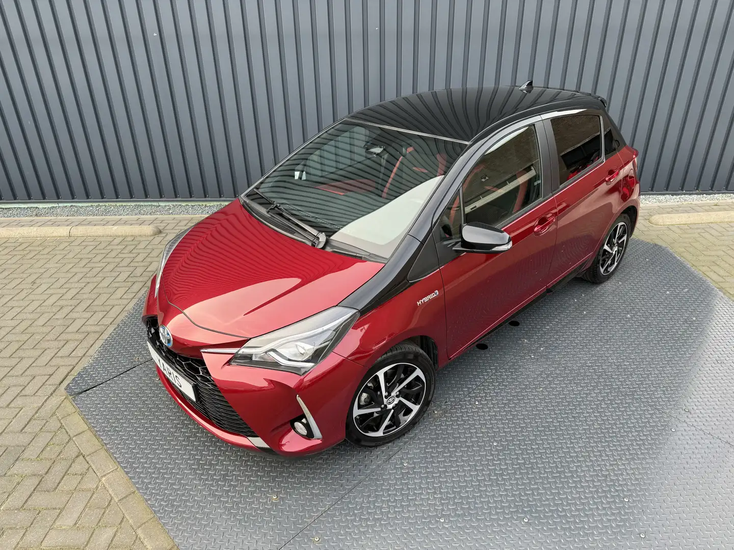 Toyota Yaris 1.5 Hybrid Bi-Tone | 21.500 km | PDC achter | 10 j Rouge - 2