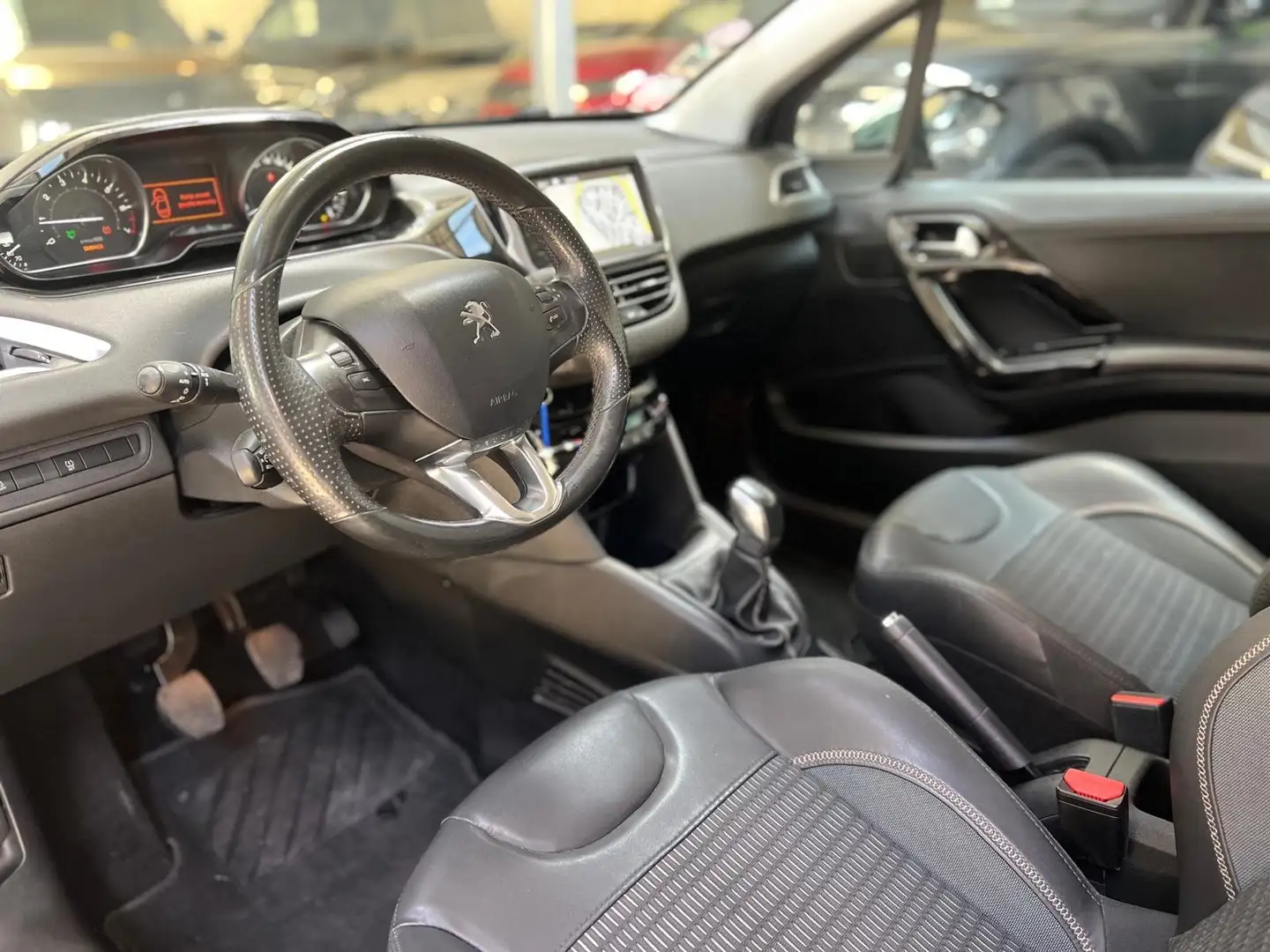 Peugeot 208 208 1.2 PureTech 82ch BVM5 Allure Noir - 2