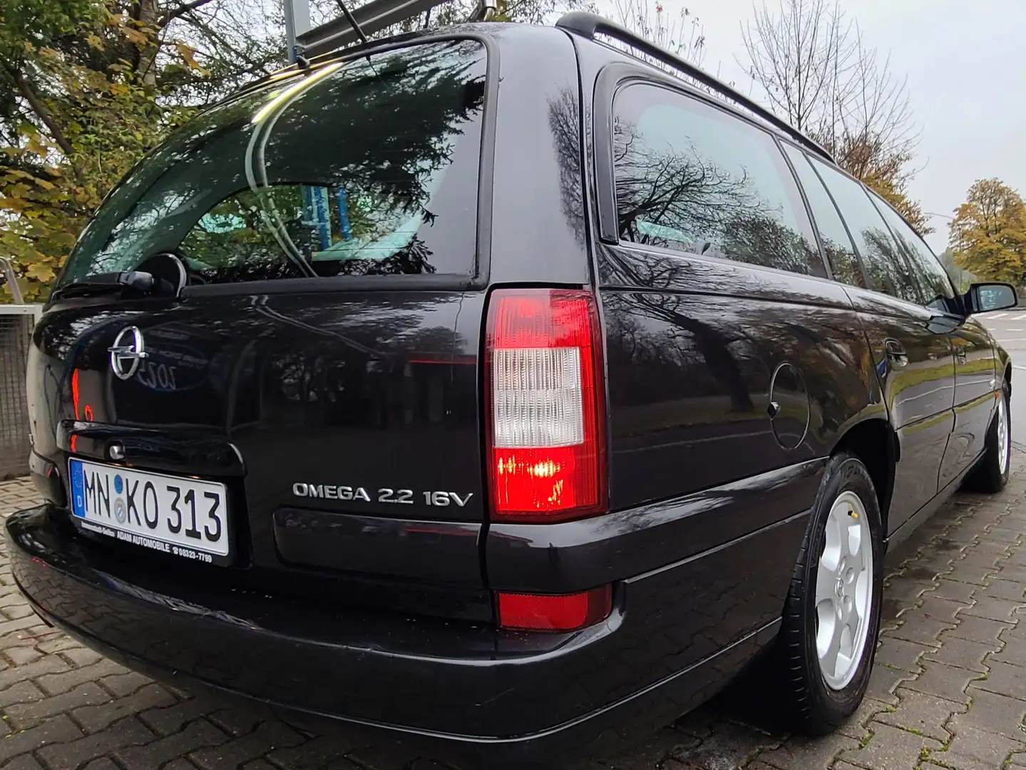 Opel Omega Omega Caravan 2.2 Edition 2000 Schwarz - 2
