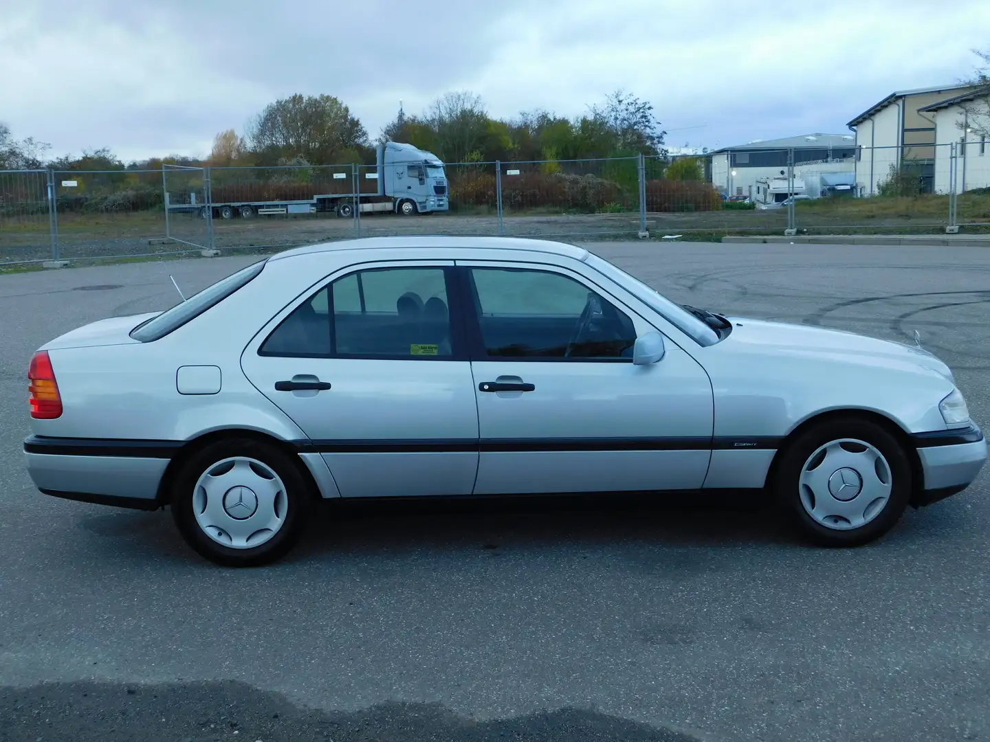 Mercedes-Benz C 220 Esprit OLDTIMER Rostfrei  M+S Reifen Tüv neu Stříbrná - 2