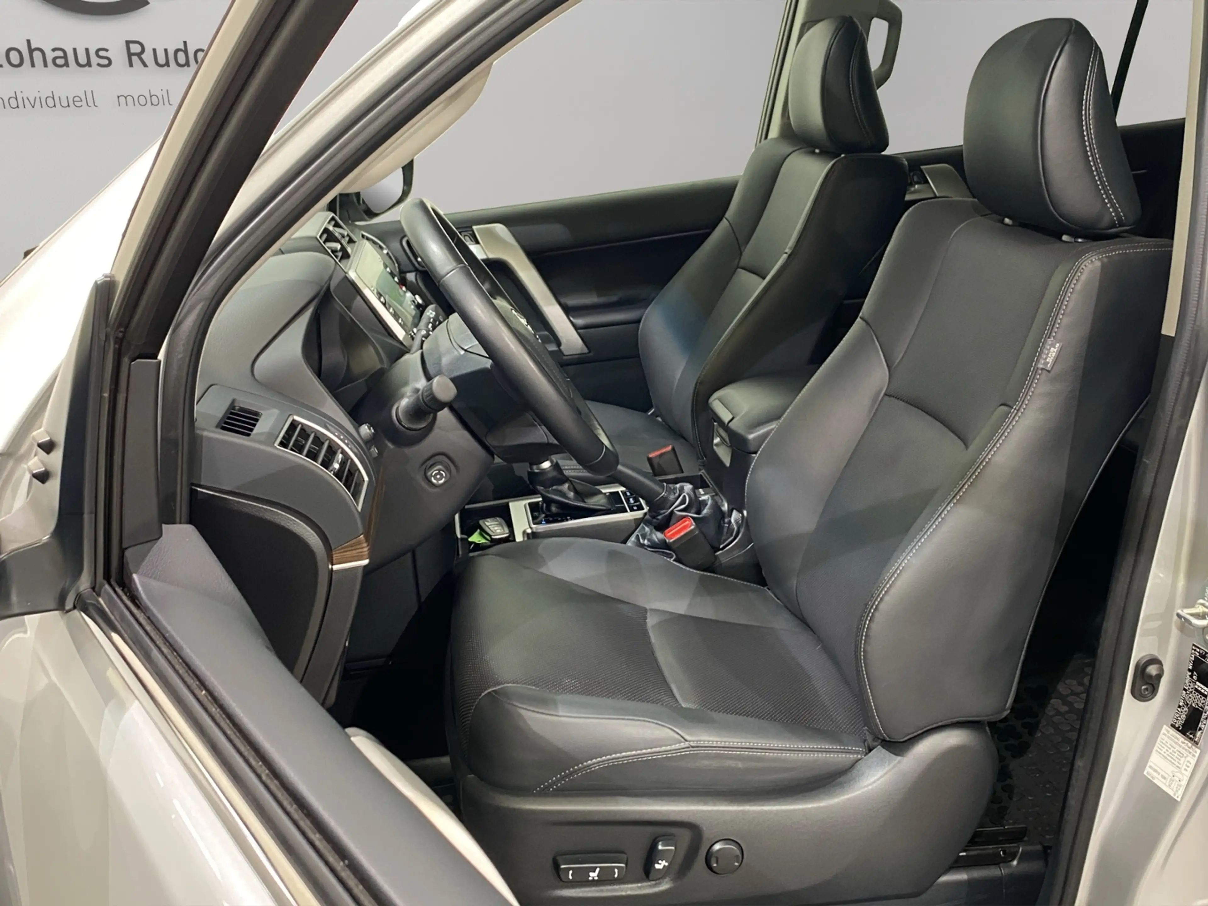 Toyota Land Cruiser 2.8 D4-D 4x4 Executive / Navi LED — photo 5
