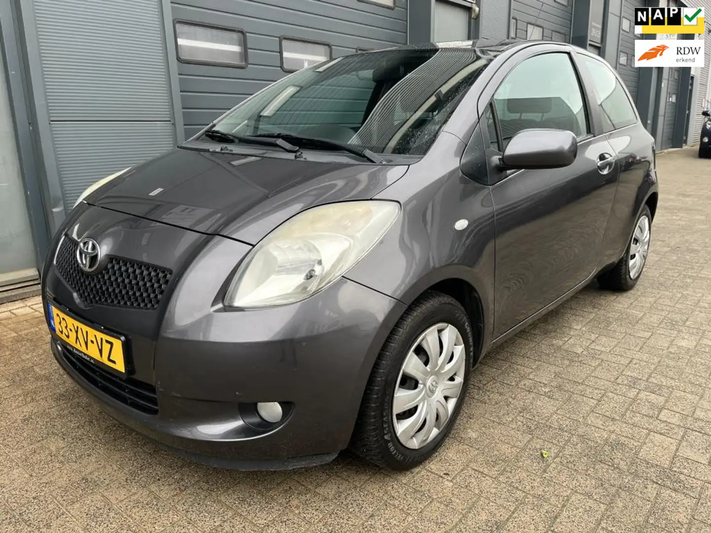 Toyota Yaris 1.3 VVTi Sol MMT Automaat Gris - 1