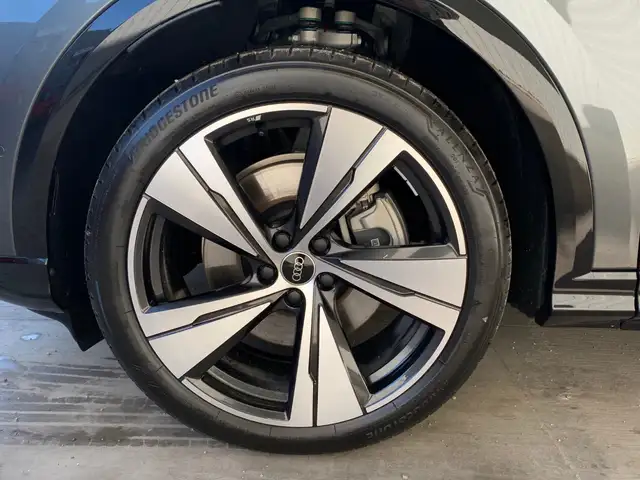 Audi Q5 view 5