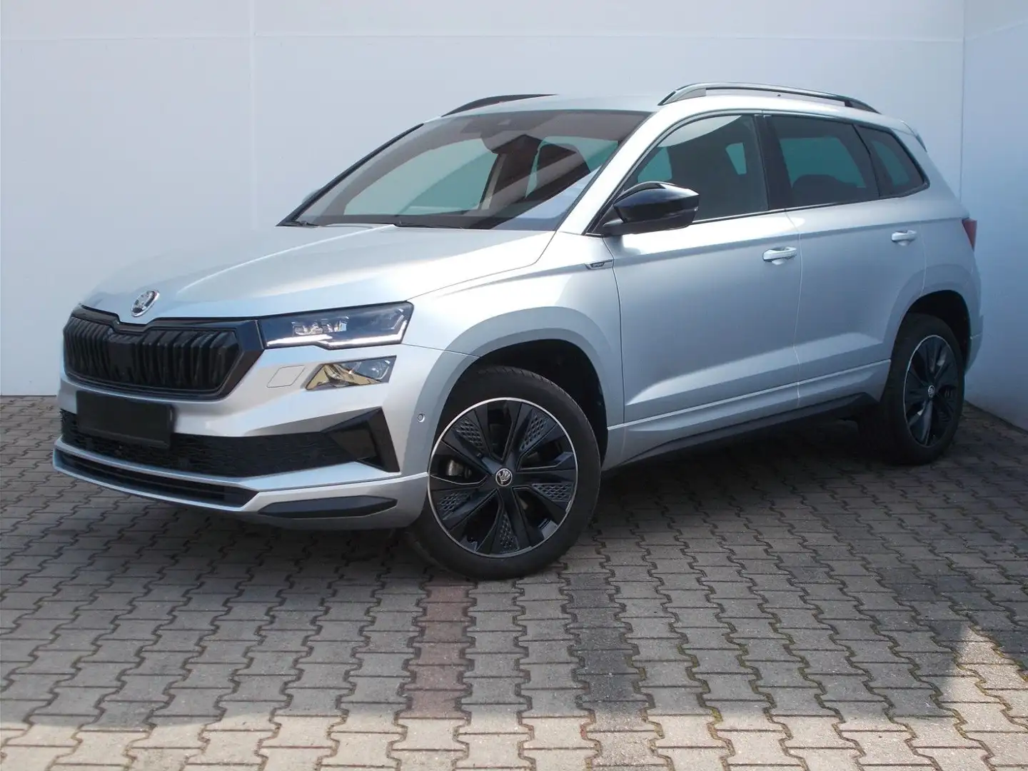 Skoda Karoq 1.5 TSI Sportline * DSG * Navi *AHK *360° Silber - 2