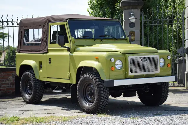 Land Rover Defender main image