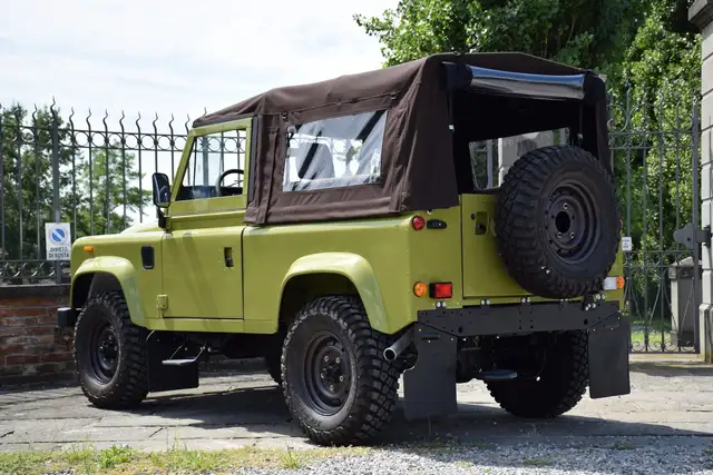Land Rover Defender view 4