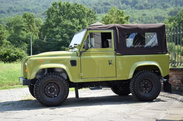 Land Rover Defender view 3