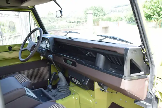 Land Rover Defender view 12