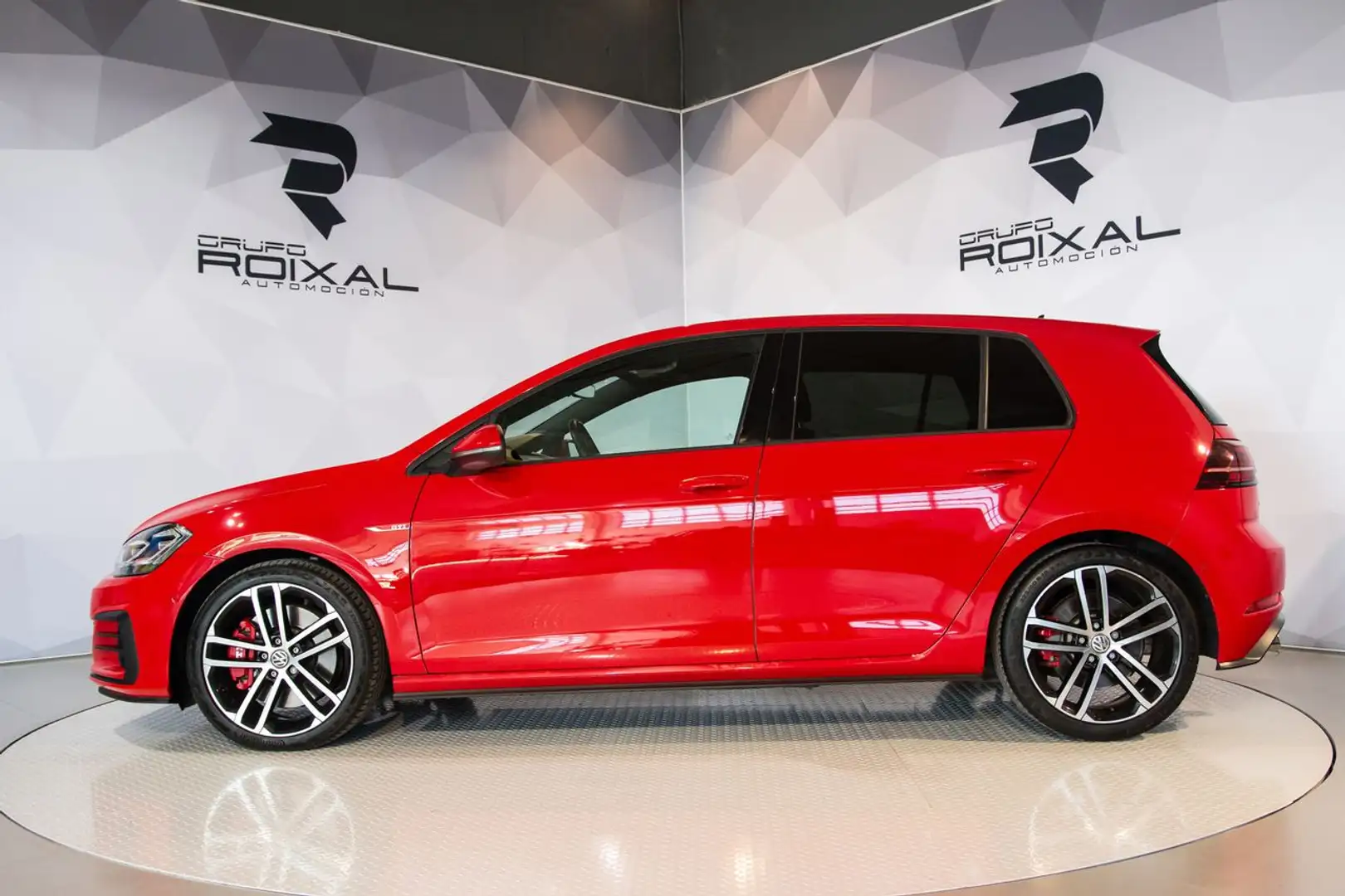 Volkswagen Golf GTI 2.0 TSI Performance DSG7 180kW Rot - 2