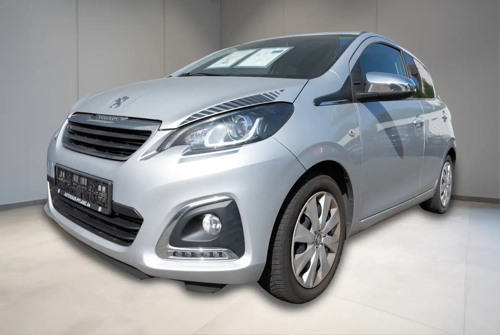 Peugeot 108 TOP Collection 1.0 VTi 72 5T Srebrny - 1