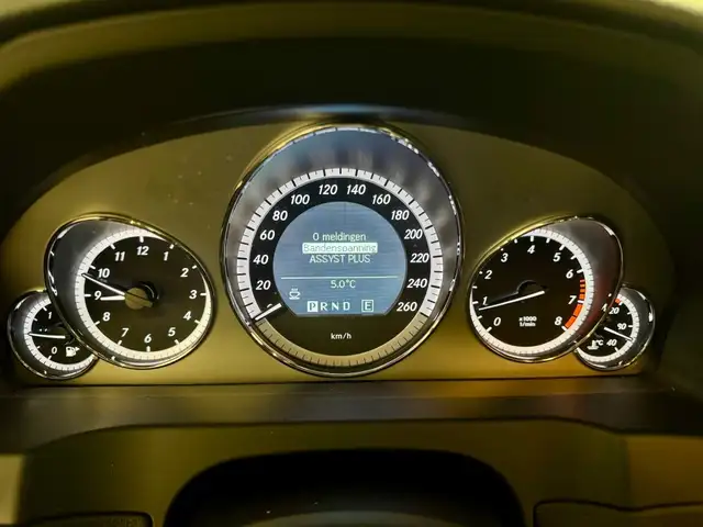 Mercedes-Benz E-Class view 19