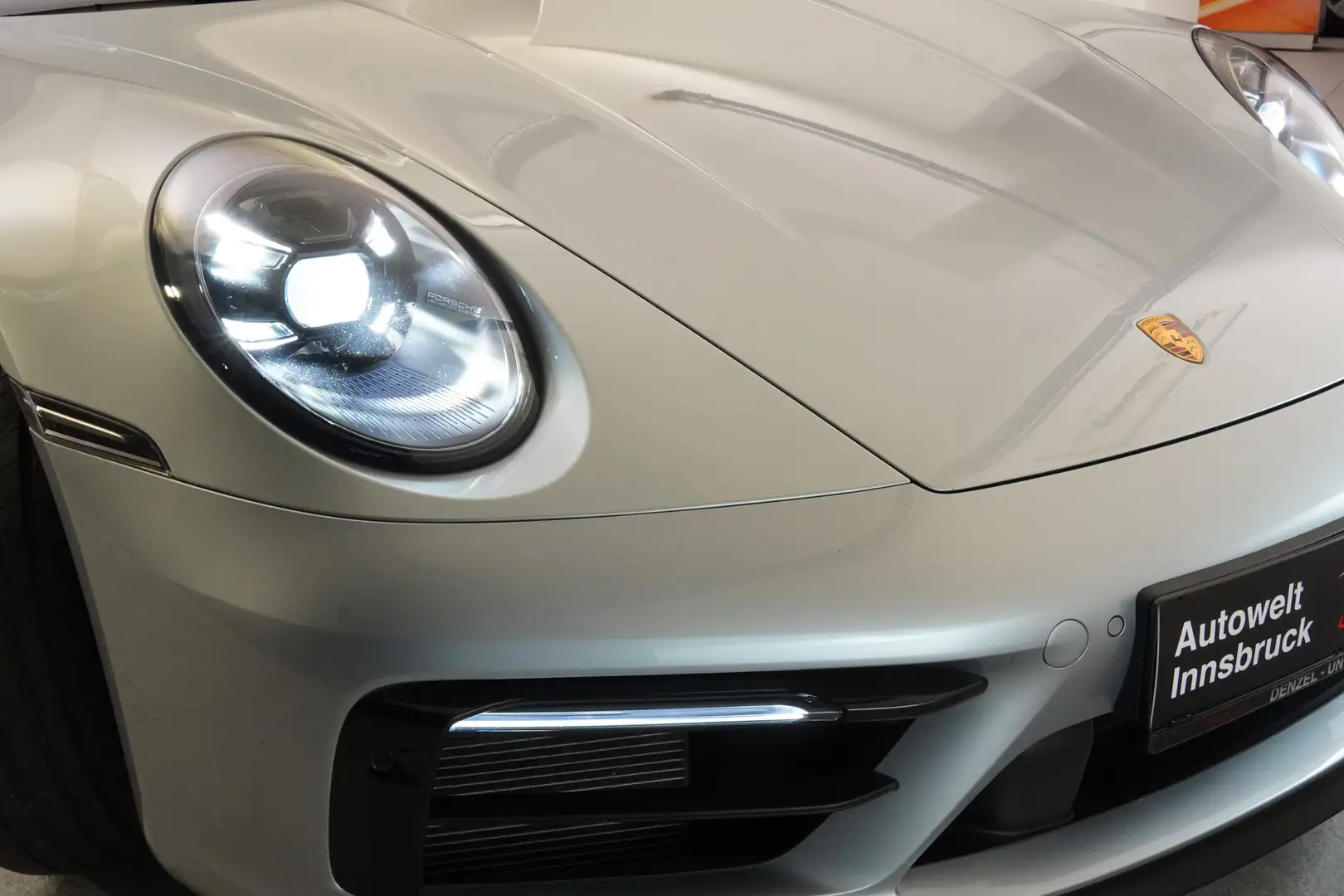 Porsche 992 911 Targa 4 GTS Grau - 2