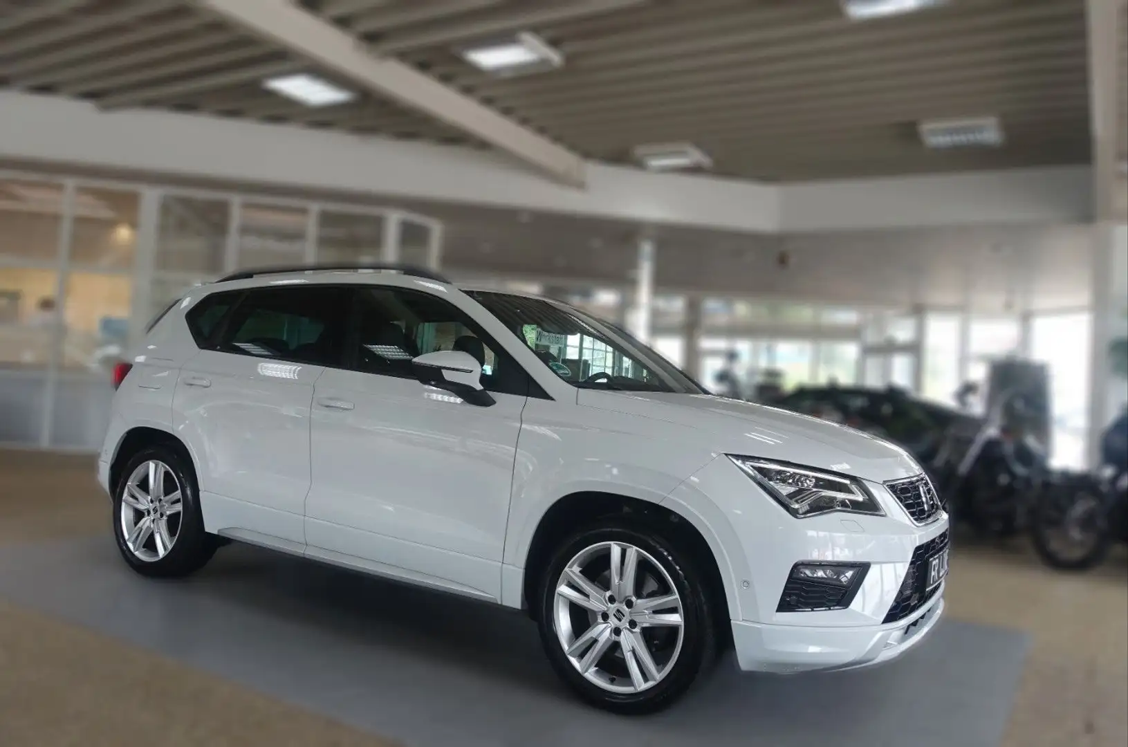SEAT Ateca FR 4Drive; LED NAV 360° DCC LAN PANO AHK Weiß - 2