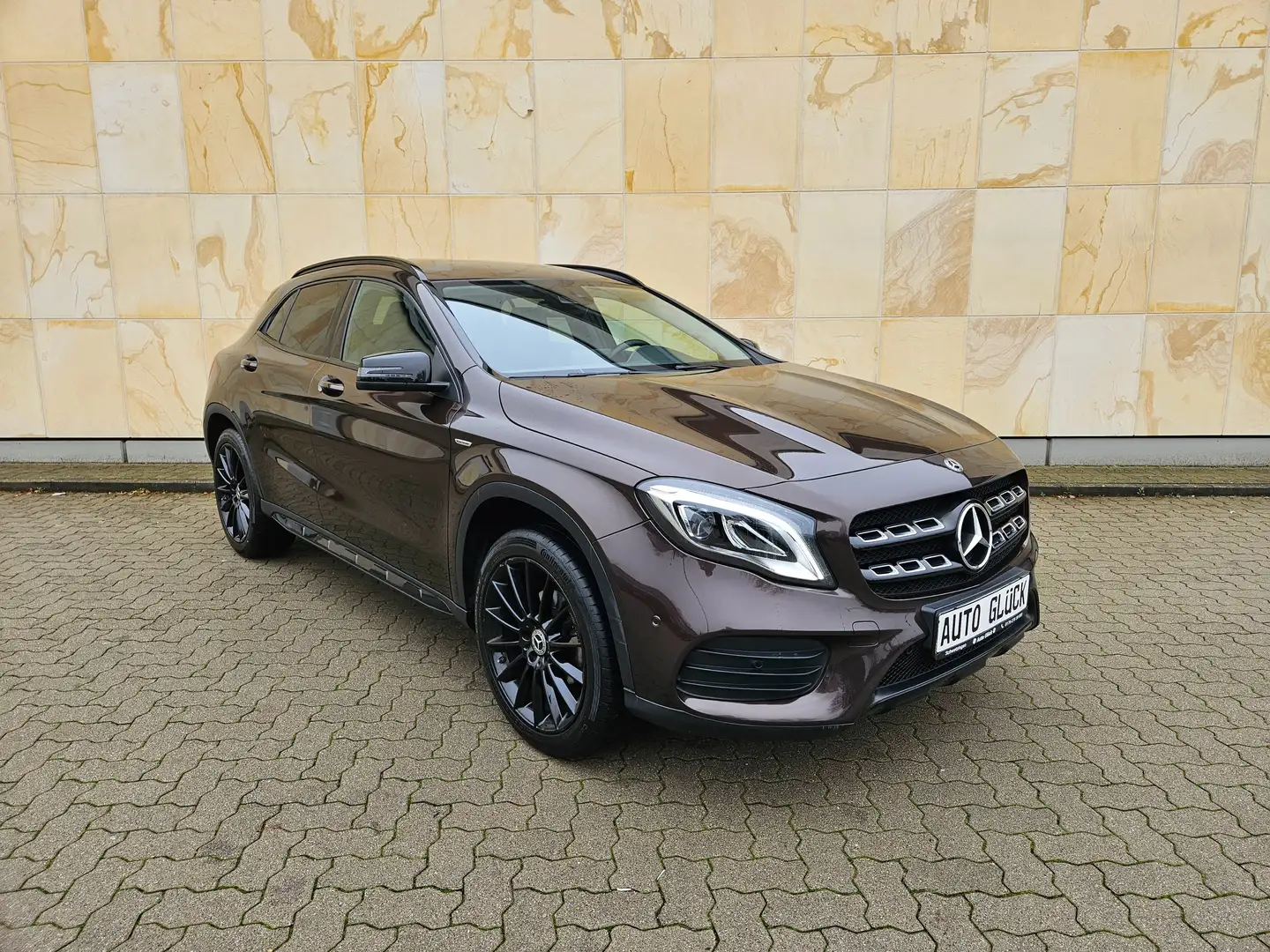 Mercedes-Benz GLA 200 GLA 200 7G-DCT Urban Style Edition *1.HAND* Braun - 1