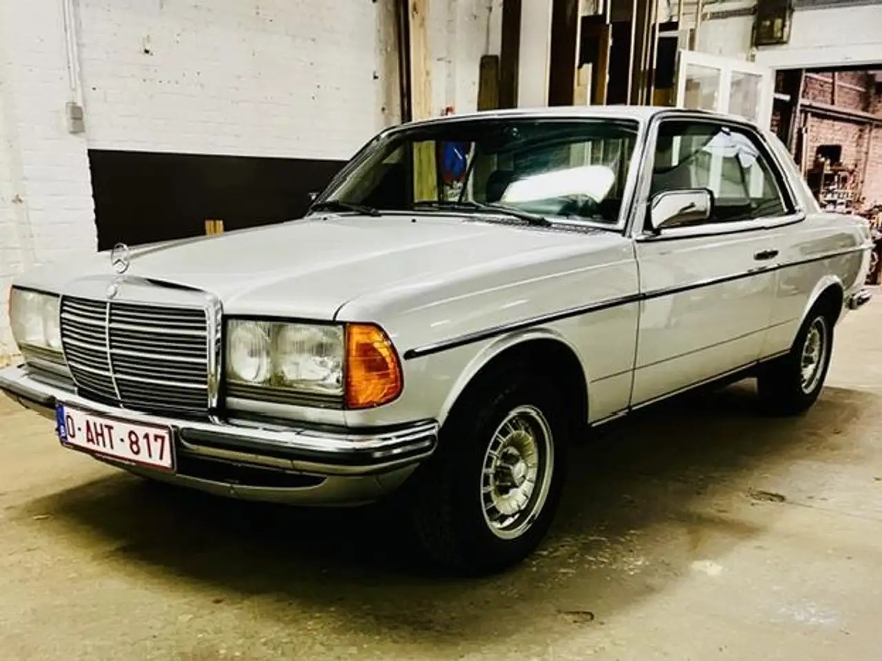 Mercedes-Benz CE 230 Coupé (W123), nieuwstaat, pullman interieur, volledige historiek, foto 2