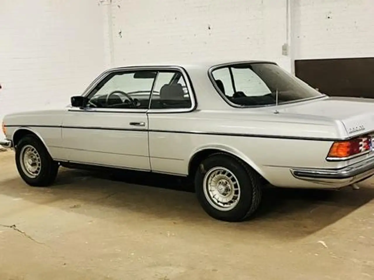 Mercedes-Benz CE 230 Coupé (W123), nieuwstaat, pullman interieur, volledige historiek, foto 1