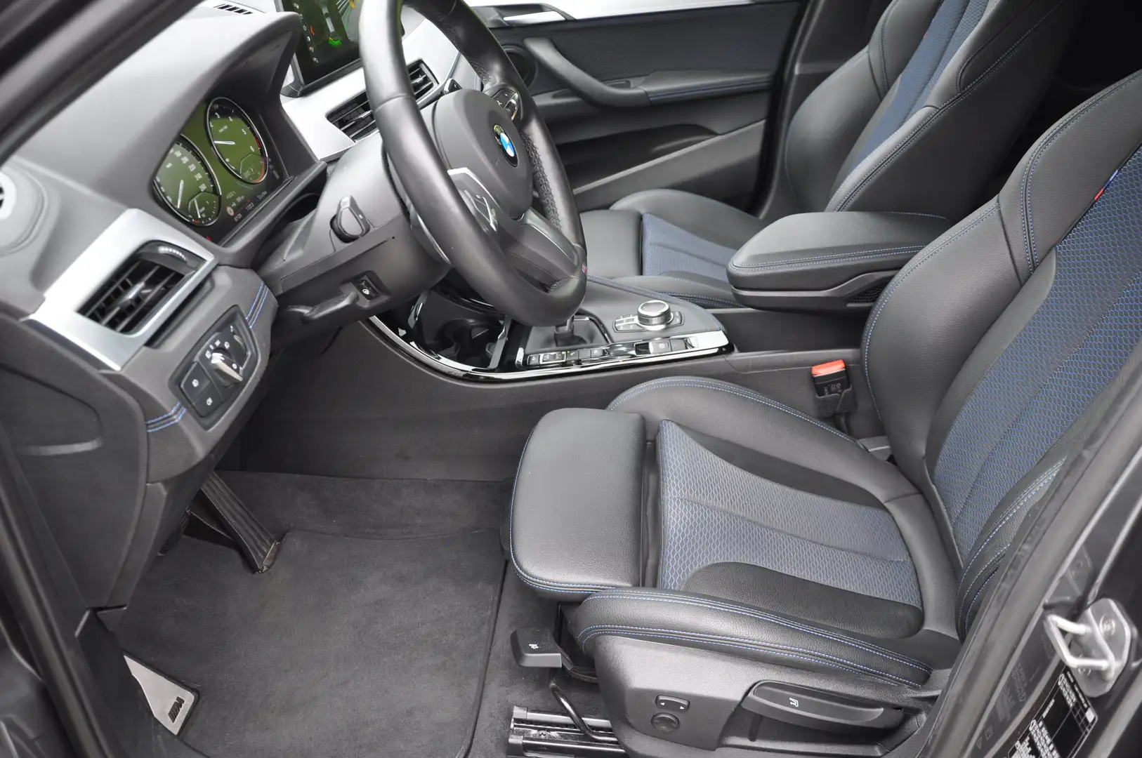 BMW X2 xDrive18d Aut. Head Up AHK M-Paket Grau - 2