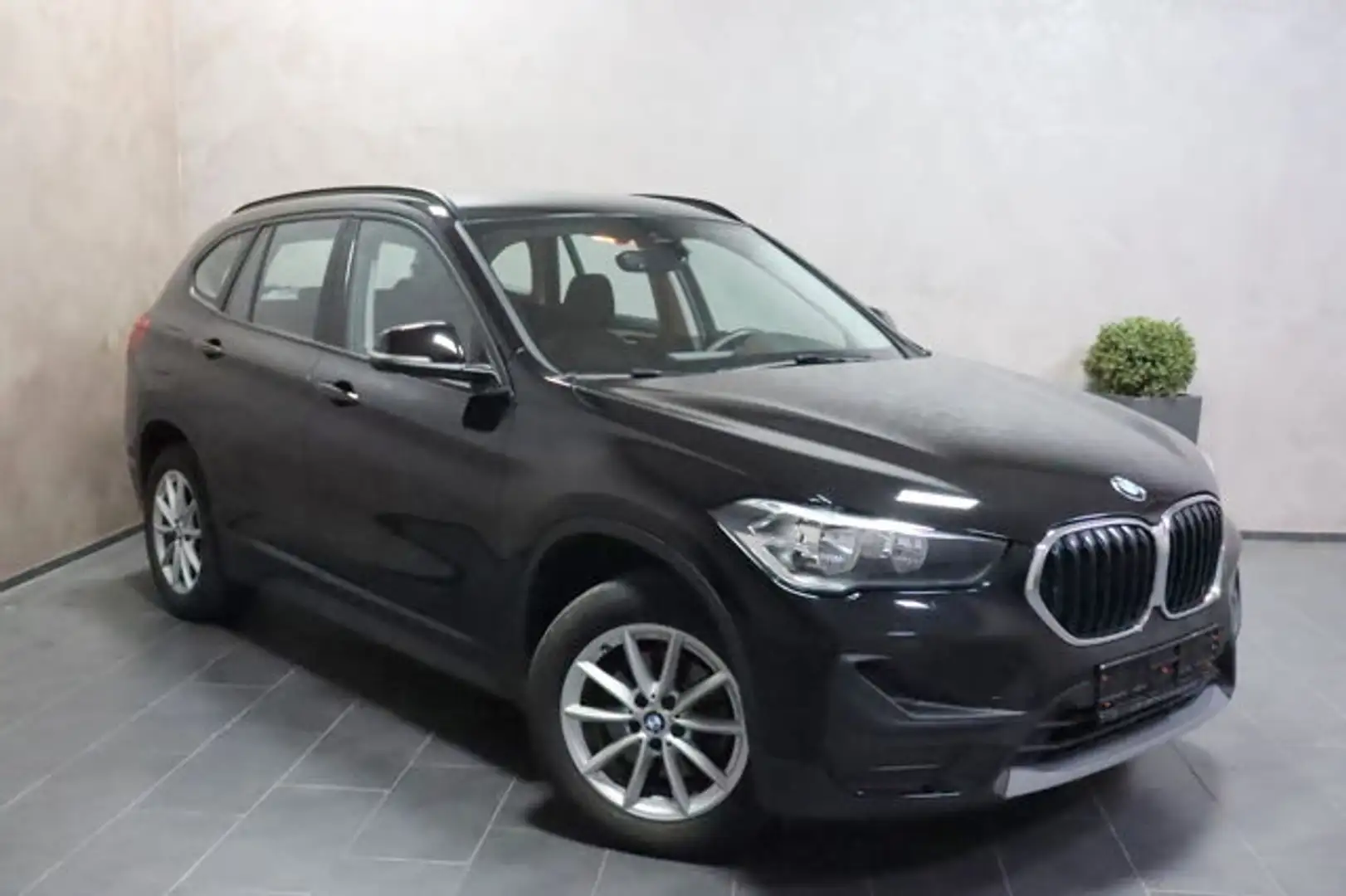 BMW X1 18 Advantage AHK TEMP PDC NAVI LED EL.Heckkl. Schwarz - 2