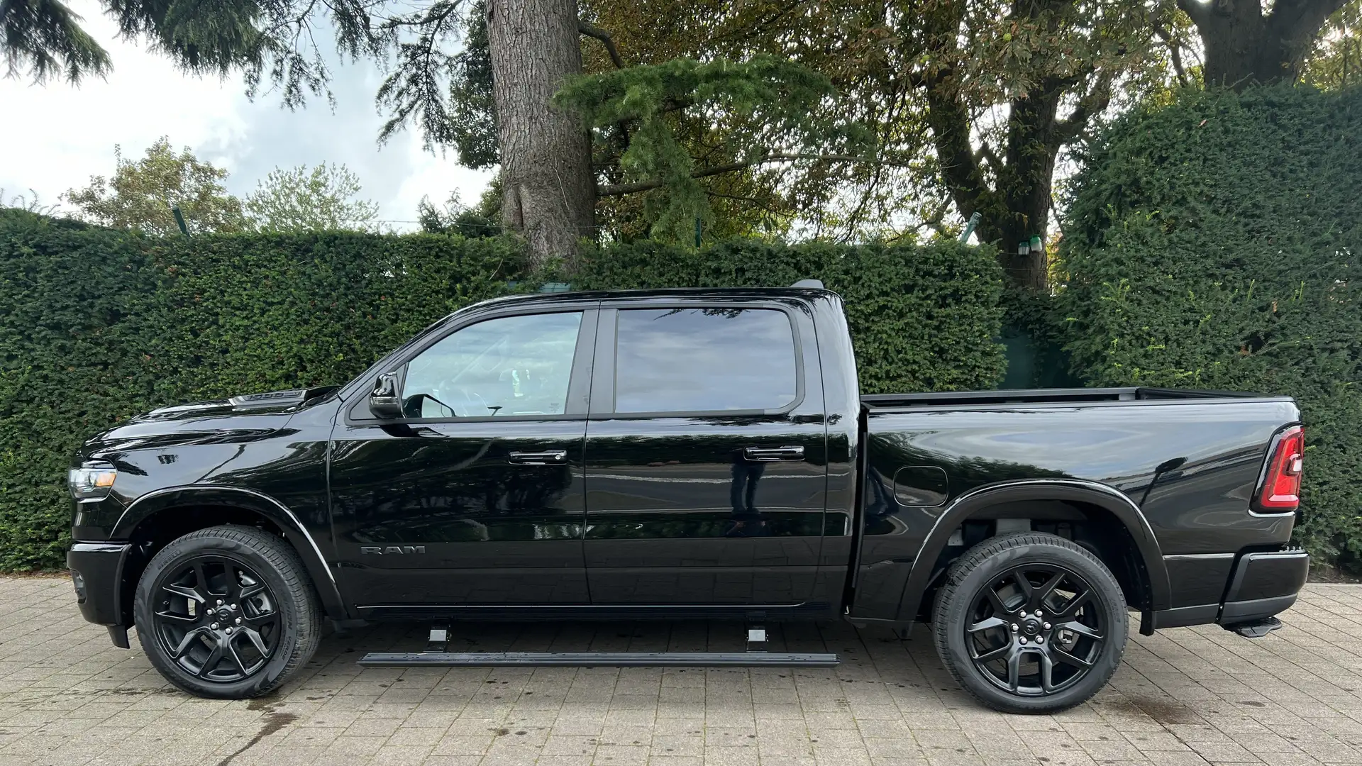 Dodge RAM Model 2025 Laramie Night premium €68.900excl. Schwarz - 2