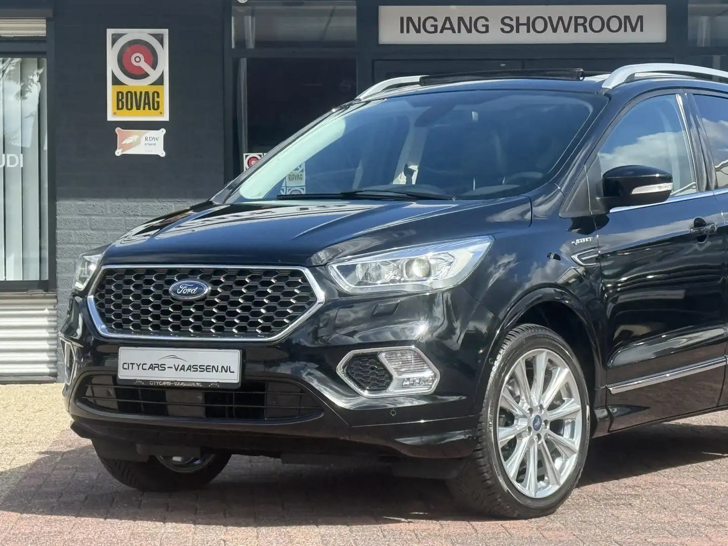Ford Kuga 1.5 EcoBoost Vignale awd automaat 176 pk full opti Zwart - 2