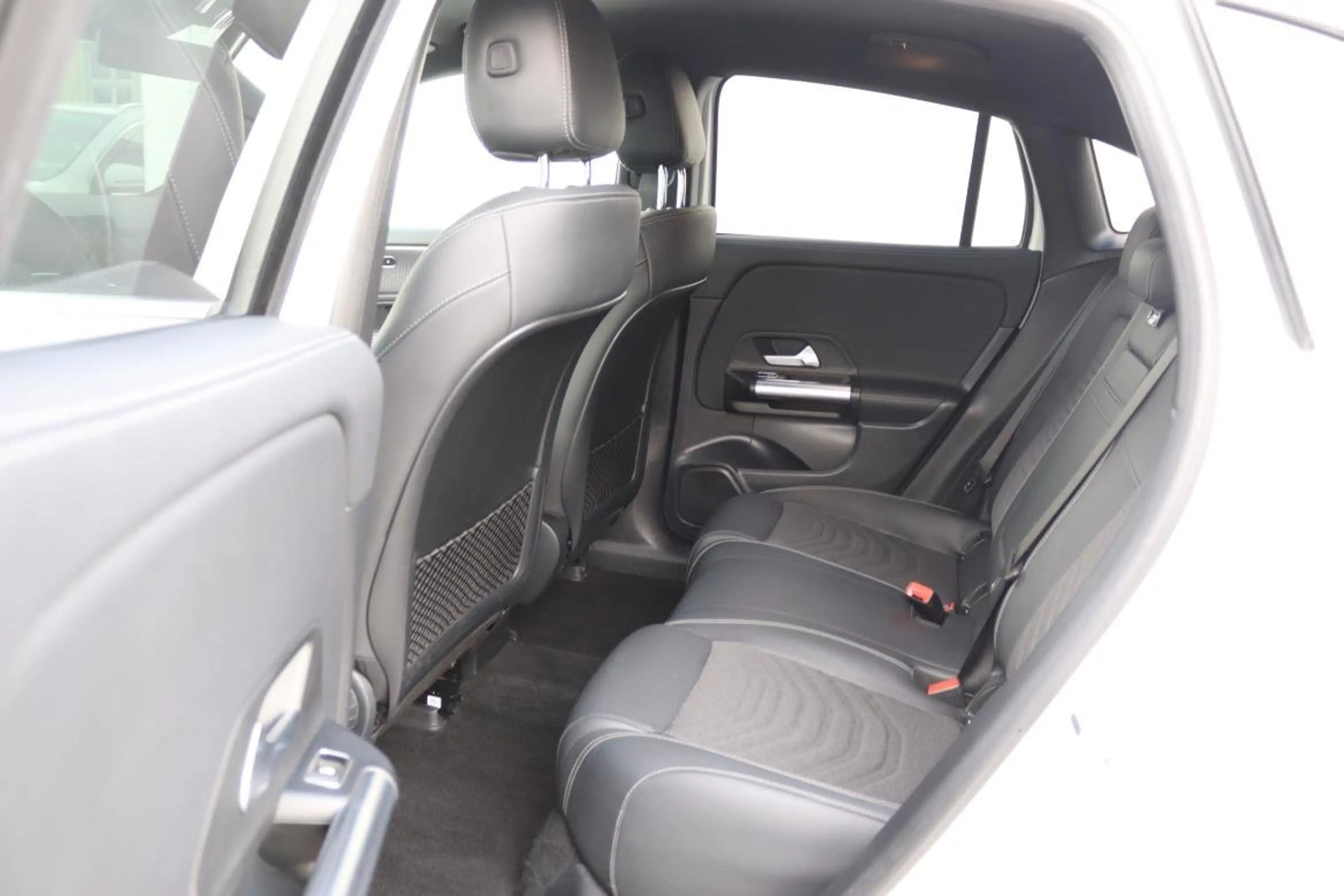 Mercedes-Benz EQA 300 EQA 300 4MATIC 66,5kWh Aut. — photo 8