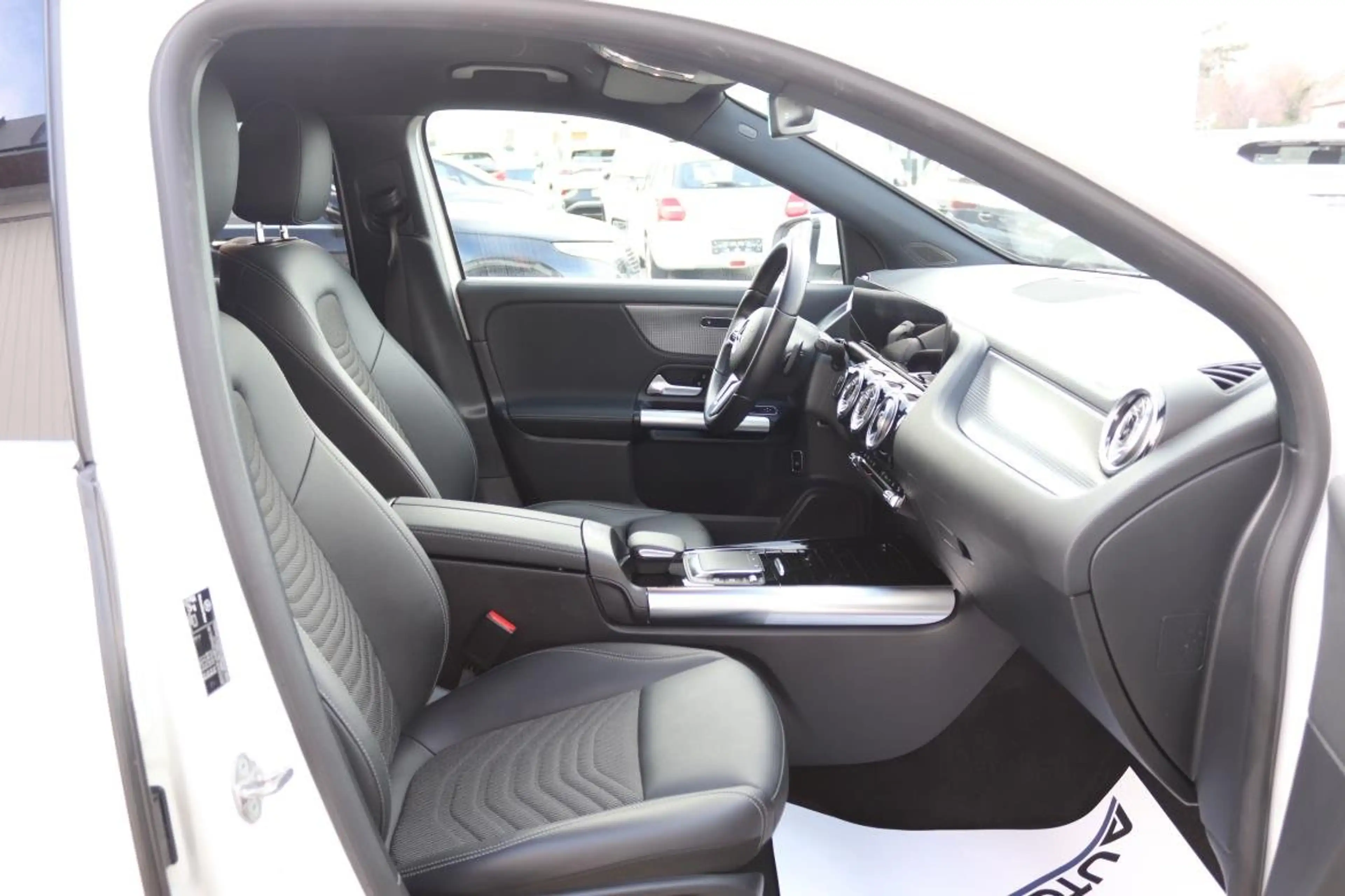 Mercedes-Benz EQA 300 EQA 300 4MATIC 66,5kWh Aut. — photo 11