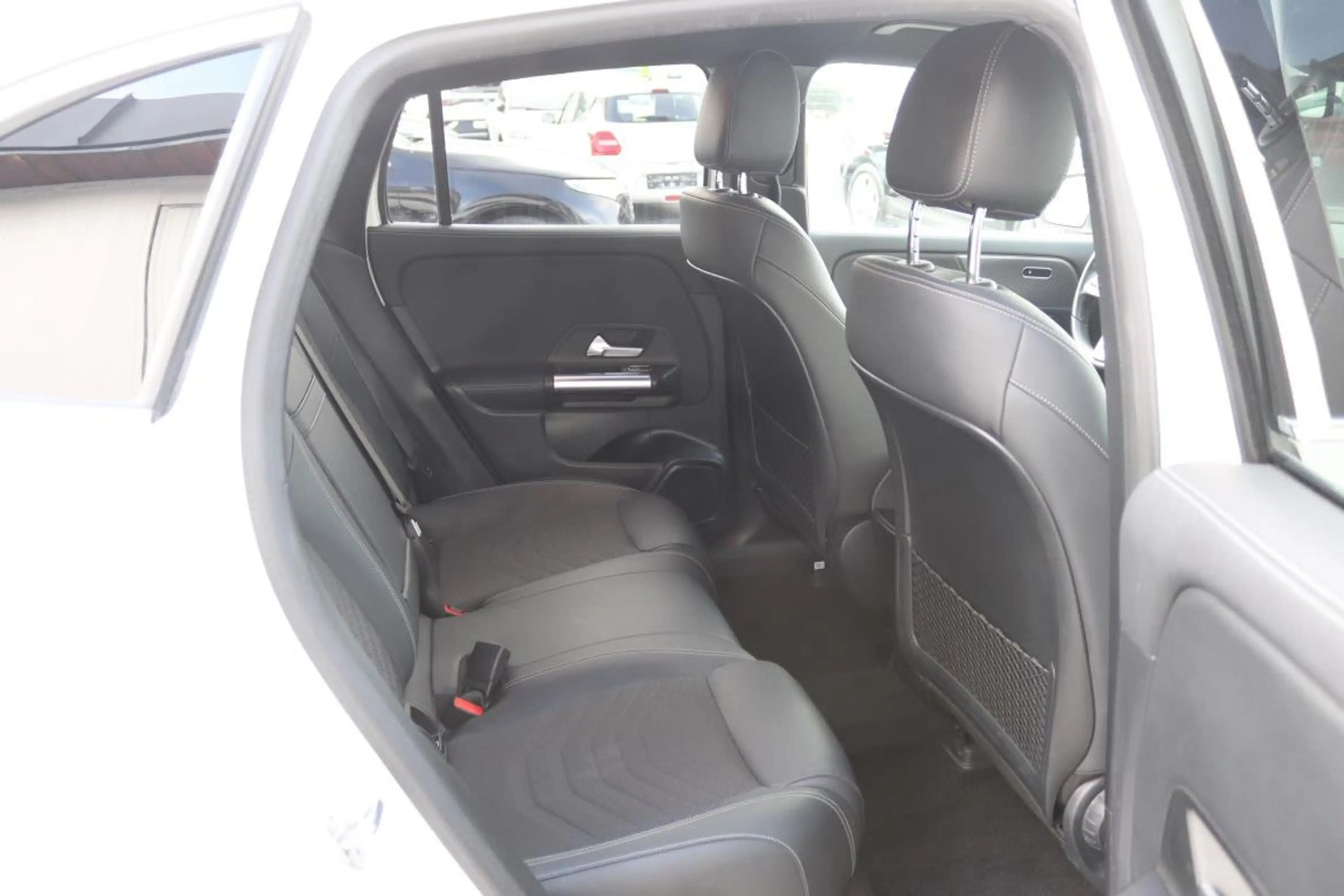 Mercedes-Benz EQA 300 EQA 300 4MATIC 66,5kWh Aut. — photo 9