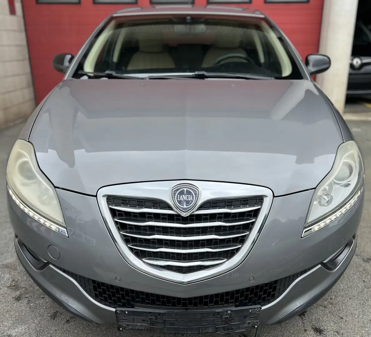 Lancia Delta 1.6 MultiJet Platinum +BOITE AUTO +NAVI +CAR-PASS Gris - 2