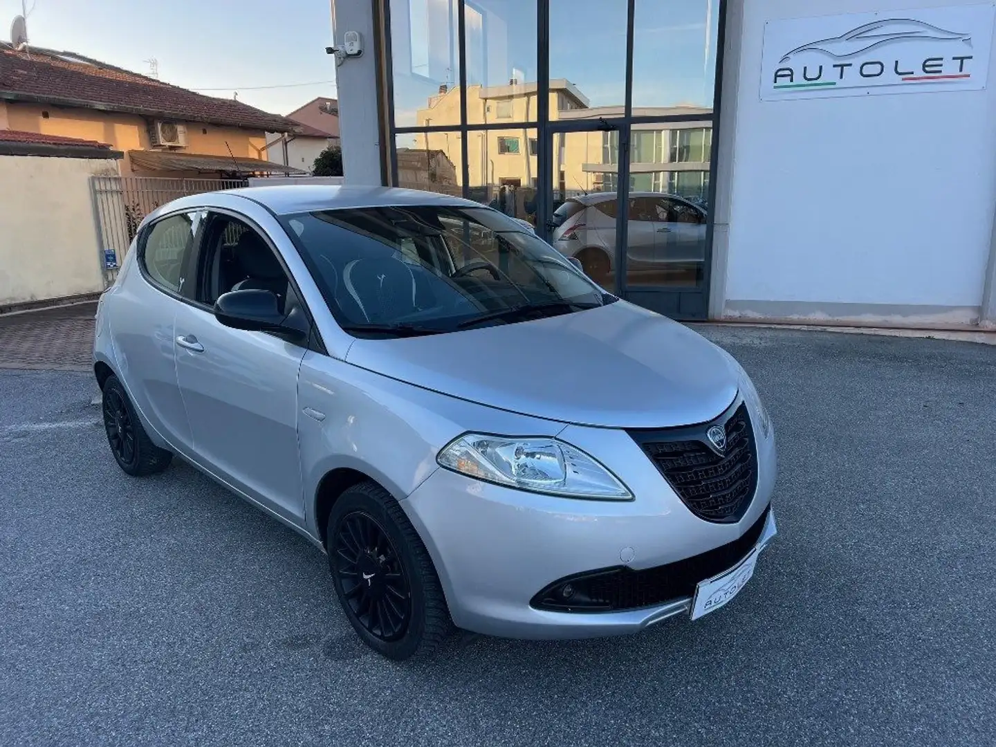 Lancia Ypsilon 1.3 MJT 16V 95 CV 5 porte S&S Gold Argento - 1