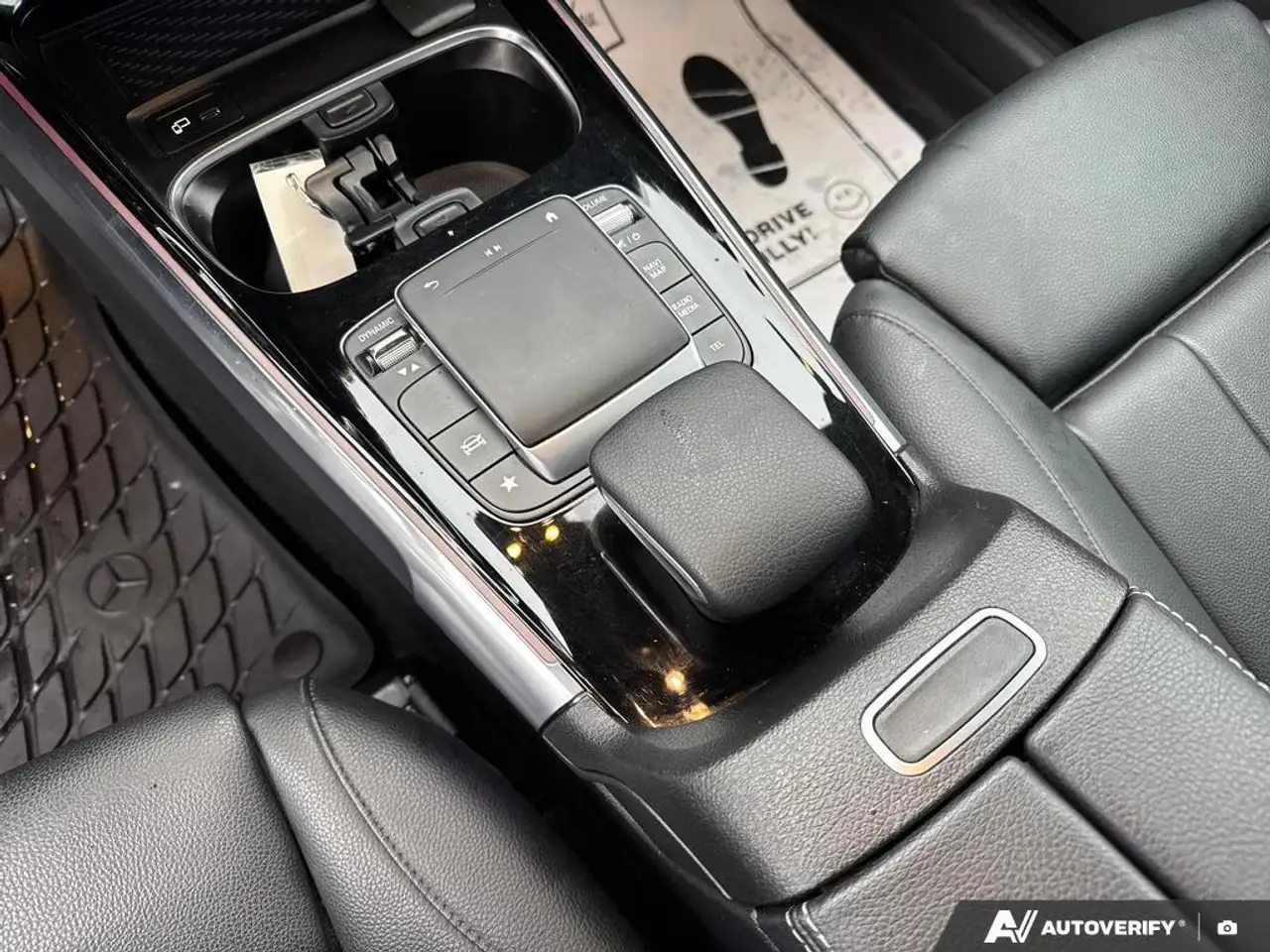 Mercedes-Benz GLB снимка Mercedes-Benz GLB