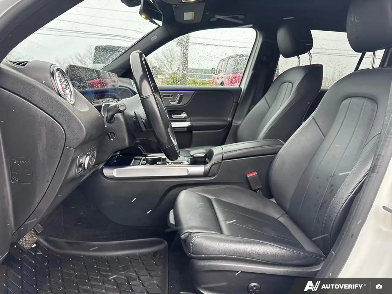 Mercedes-Benz GLB снимка Mercedes-Benz GLB