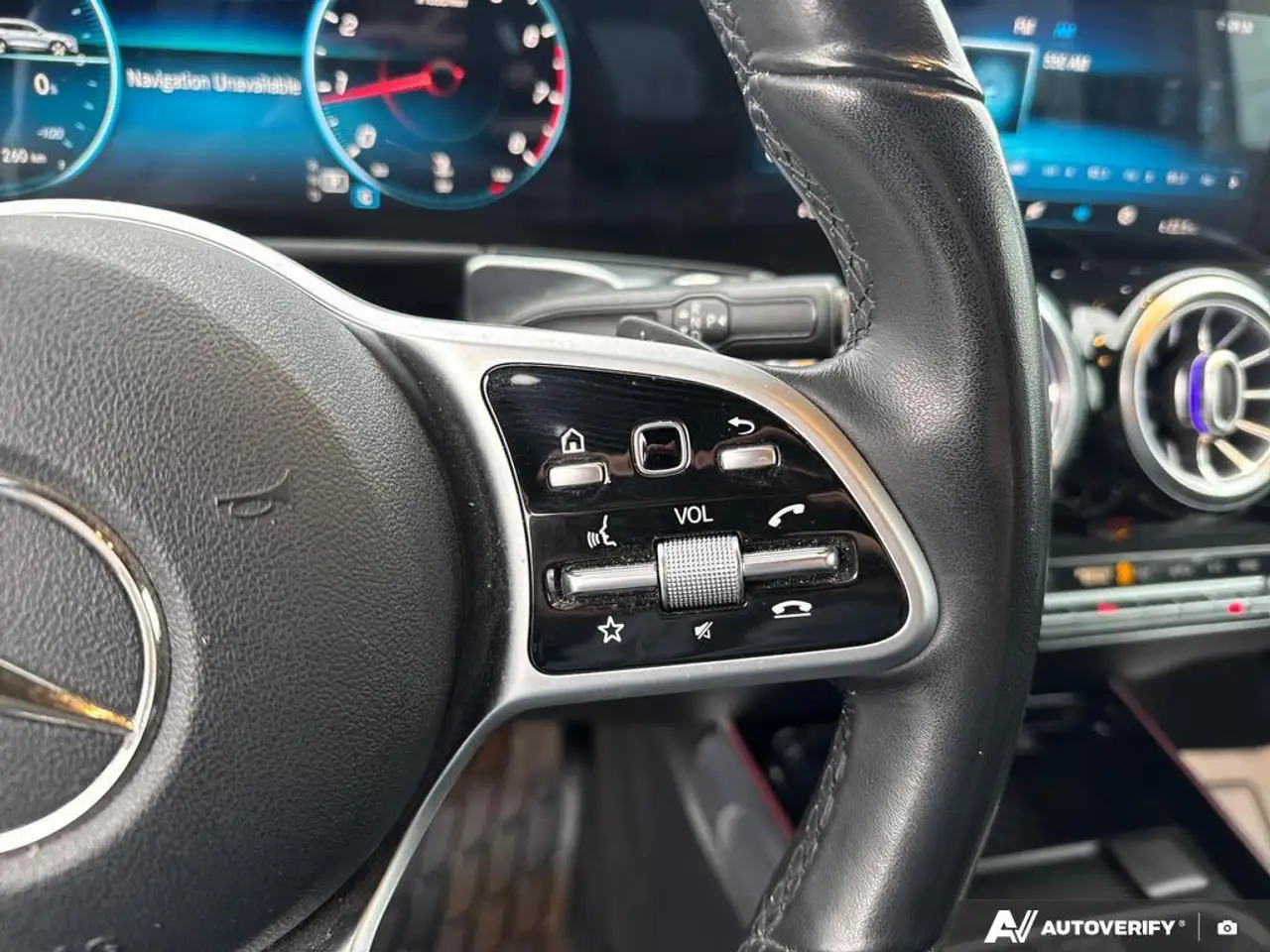 Mercedes-Benz GLB снимка Mercedes-Benz GLB