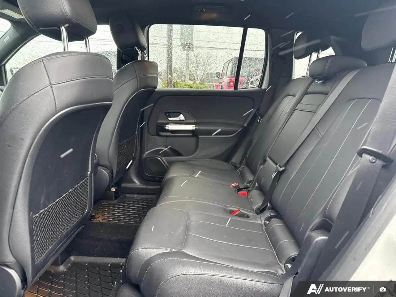 Mercedes-Benz GLB снимка Mercedes-Benz GLB