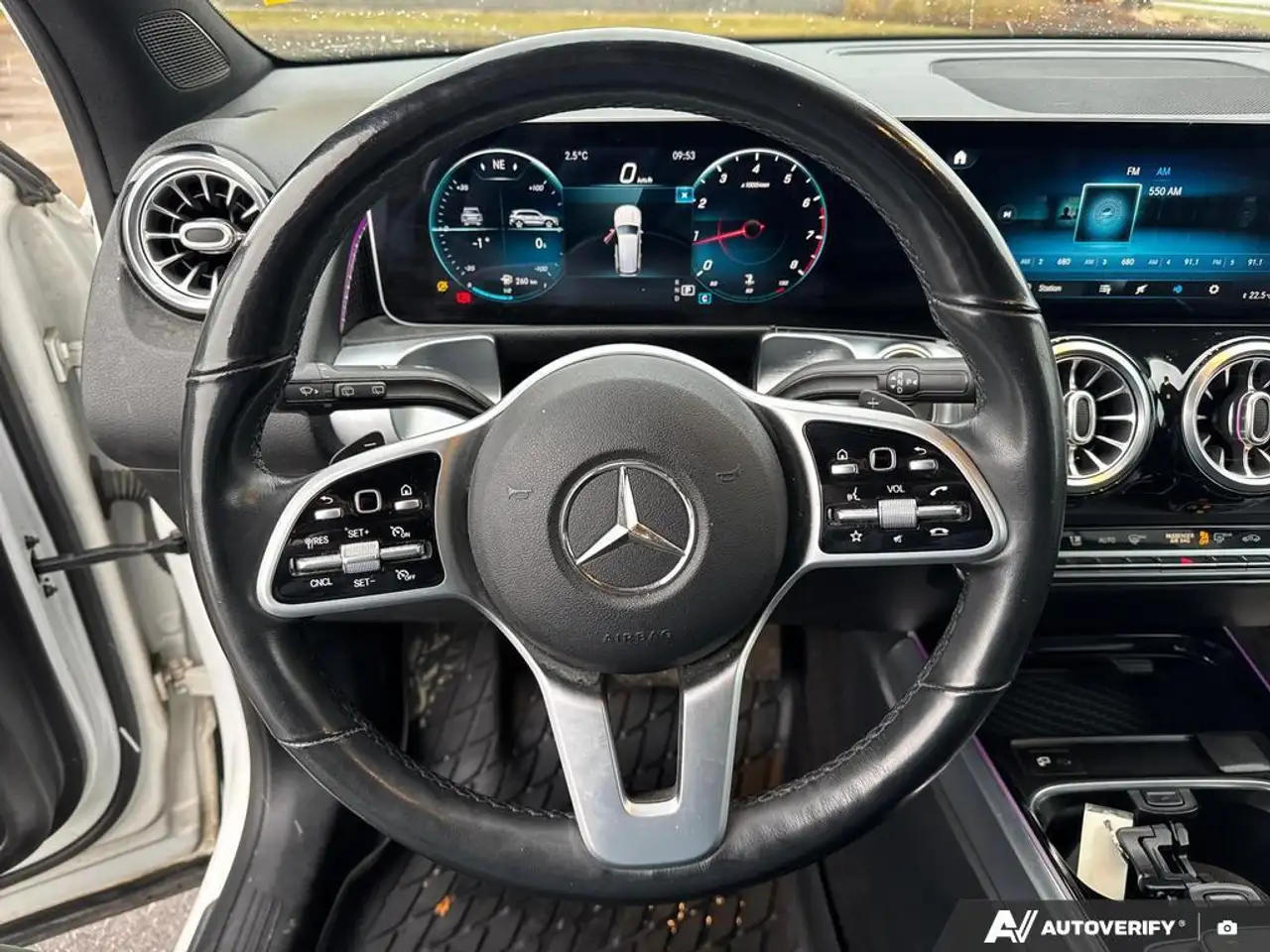 Mercedes-Benz GLB снимка Mercedes-Benz GLB
