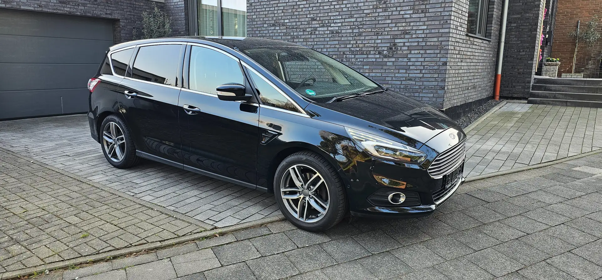 Ford S-Max Titanium Garantie AHK ACC Schwarz - 2
