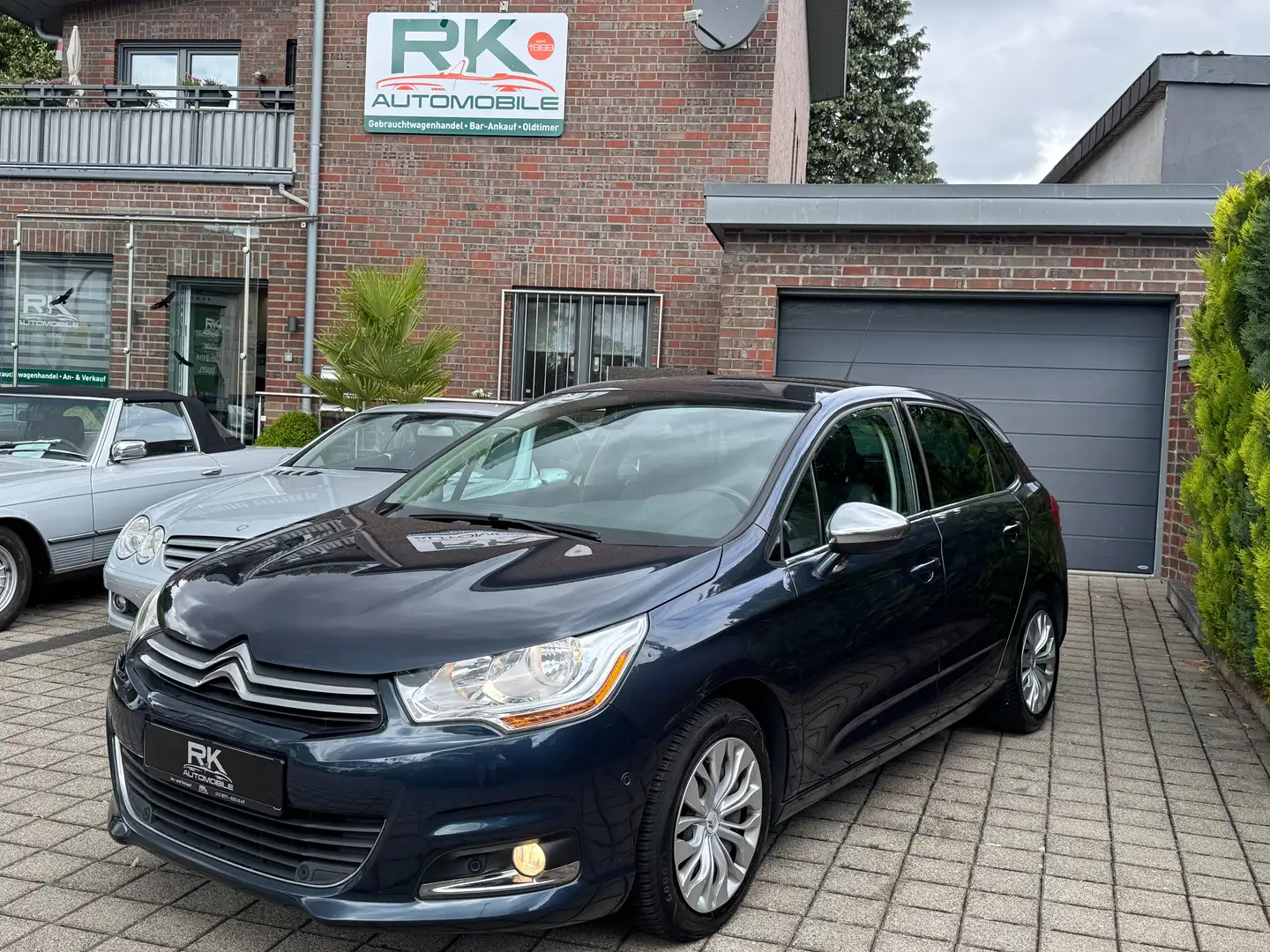 Citroen C4 e-HDi 115 Tendance Blau - 1
