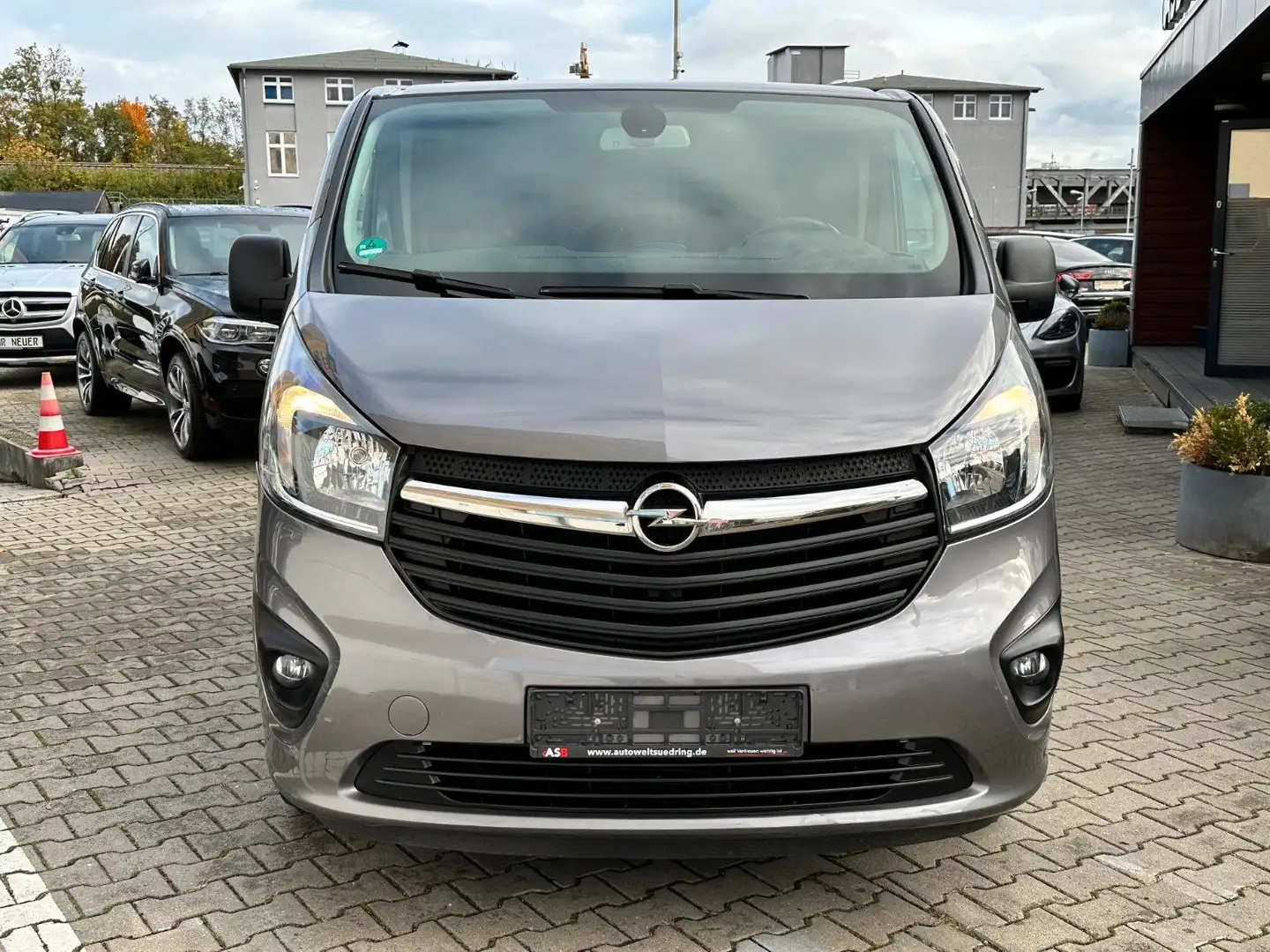 Opel Vivaro Van/Kleinbus in Grau gebraucht in Berlin für € 18.499