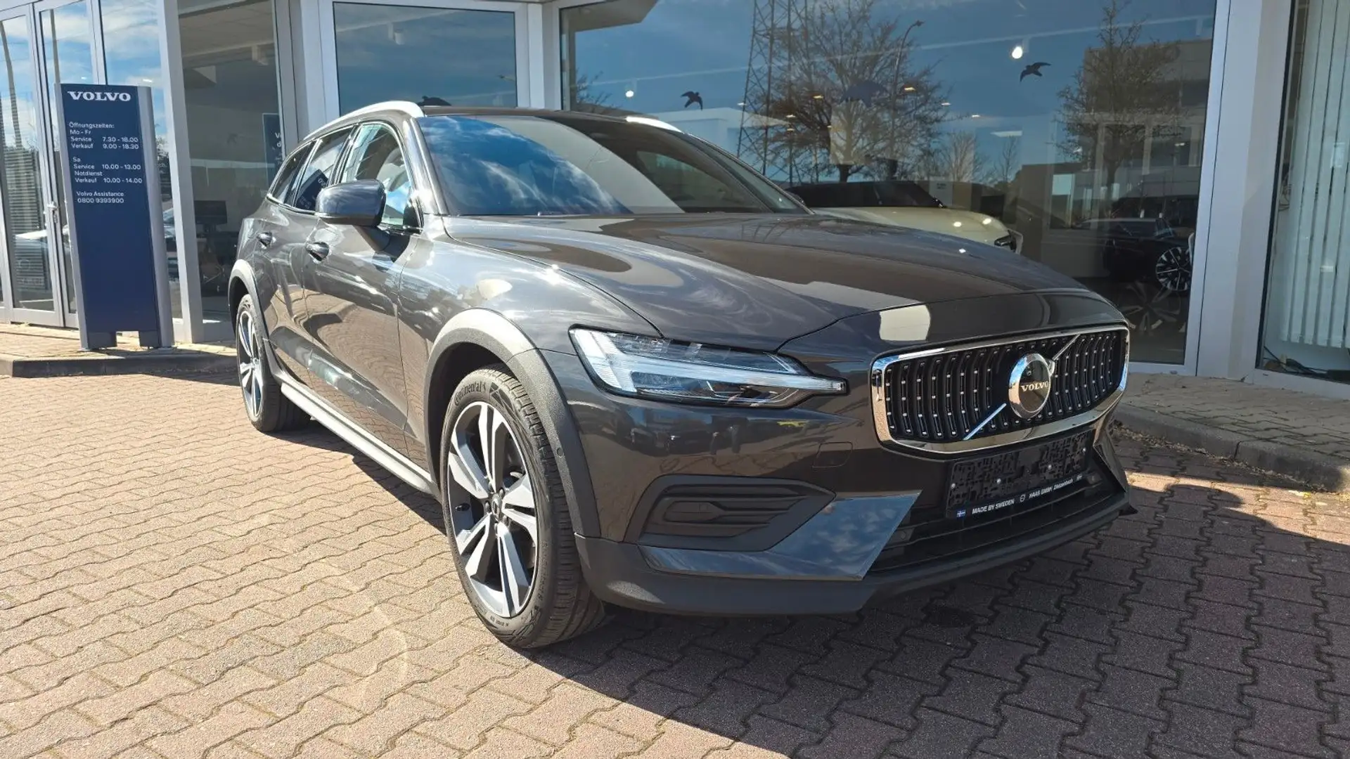 Volvo V60 Cross Country B4 D AWD Plus Auto Grigio - 1