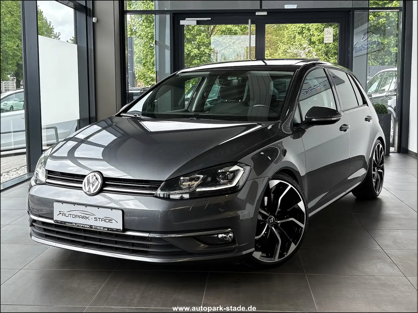 Volkswagen Golf VII Highline Pano ACC ActiveInfo Massage Grijs - 2
