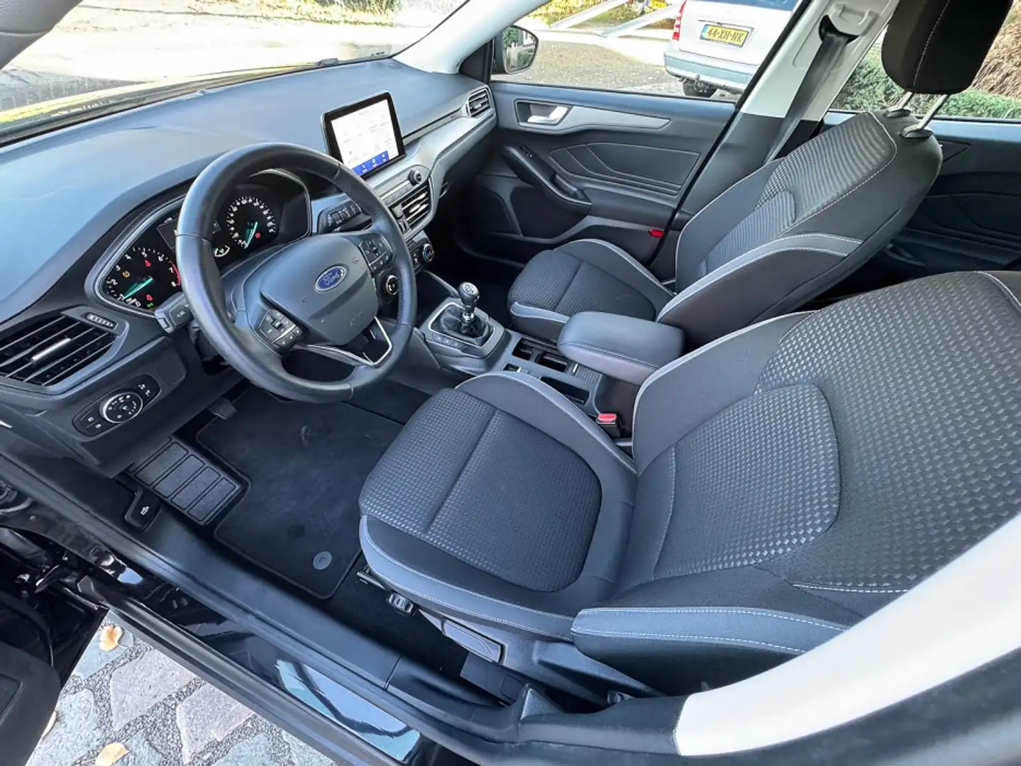 Ford Focus HB 1.0 100pk Connected airco,navigatie,led,pdc,cru Zwart - 2