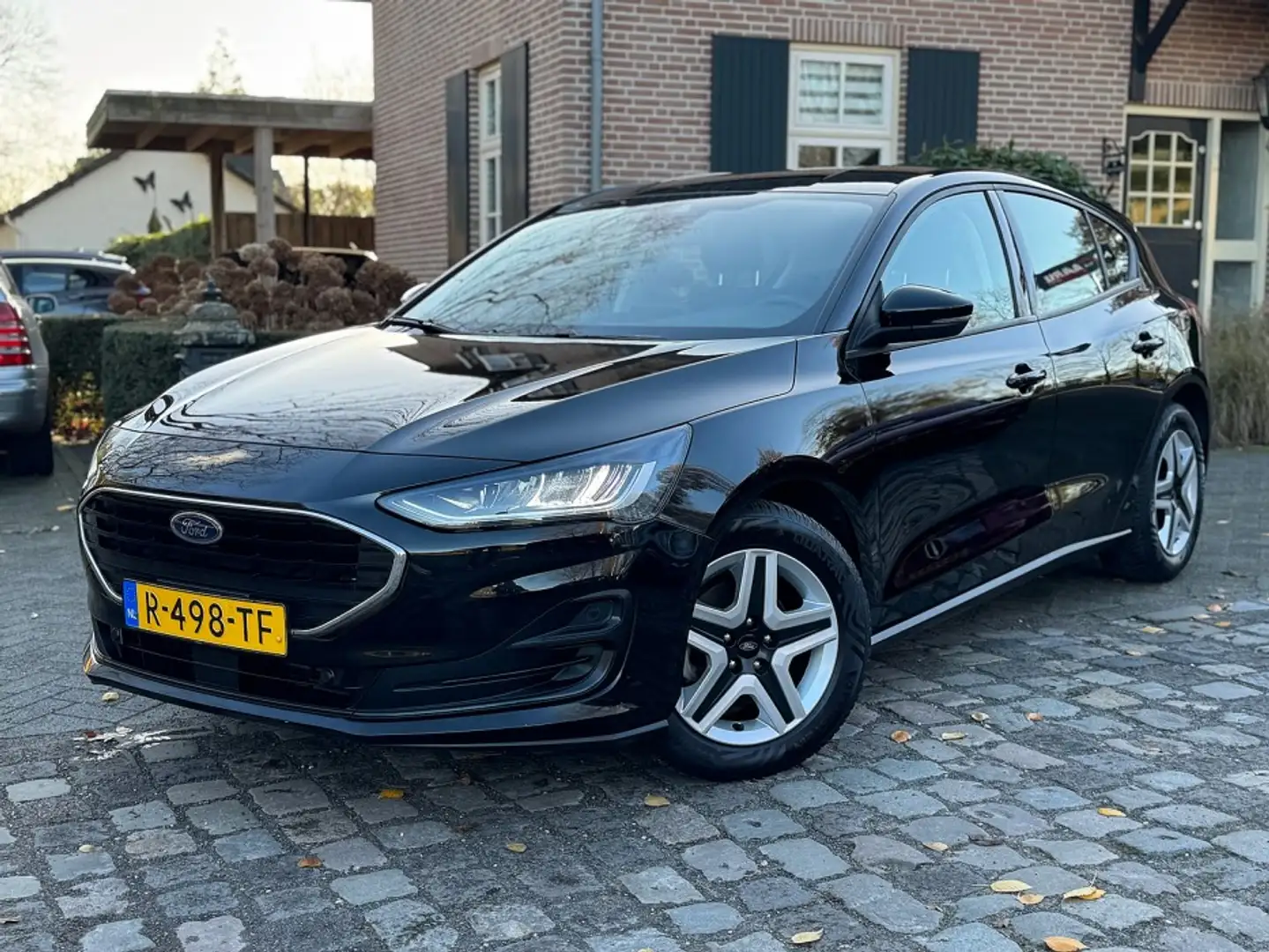 Ford Focus HB 1.0 100pk Connected airco,navigatie,led,pdc,cru Zwart - 1