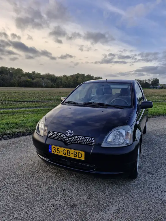 Toyota Yaris 2000 из Европы — купить под ключ