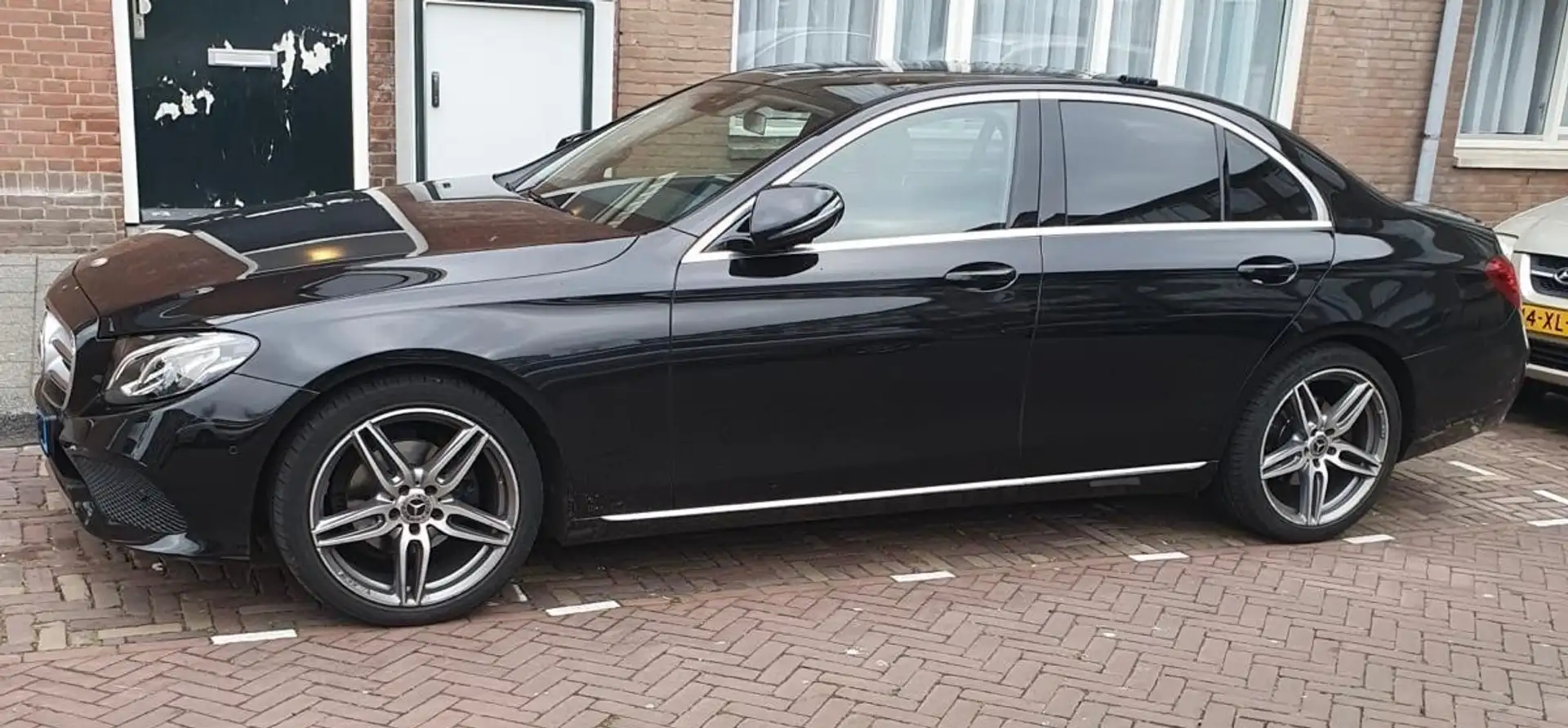 Mercedes-Benz E 220 Premium Zwart - 1